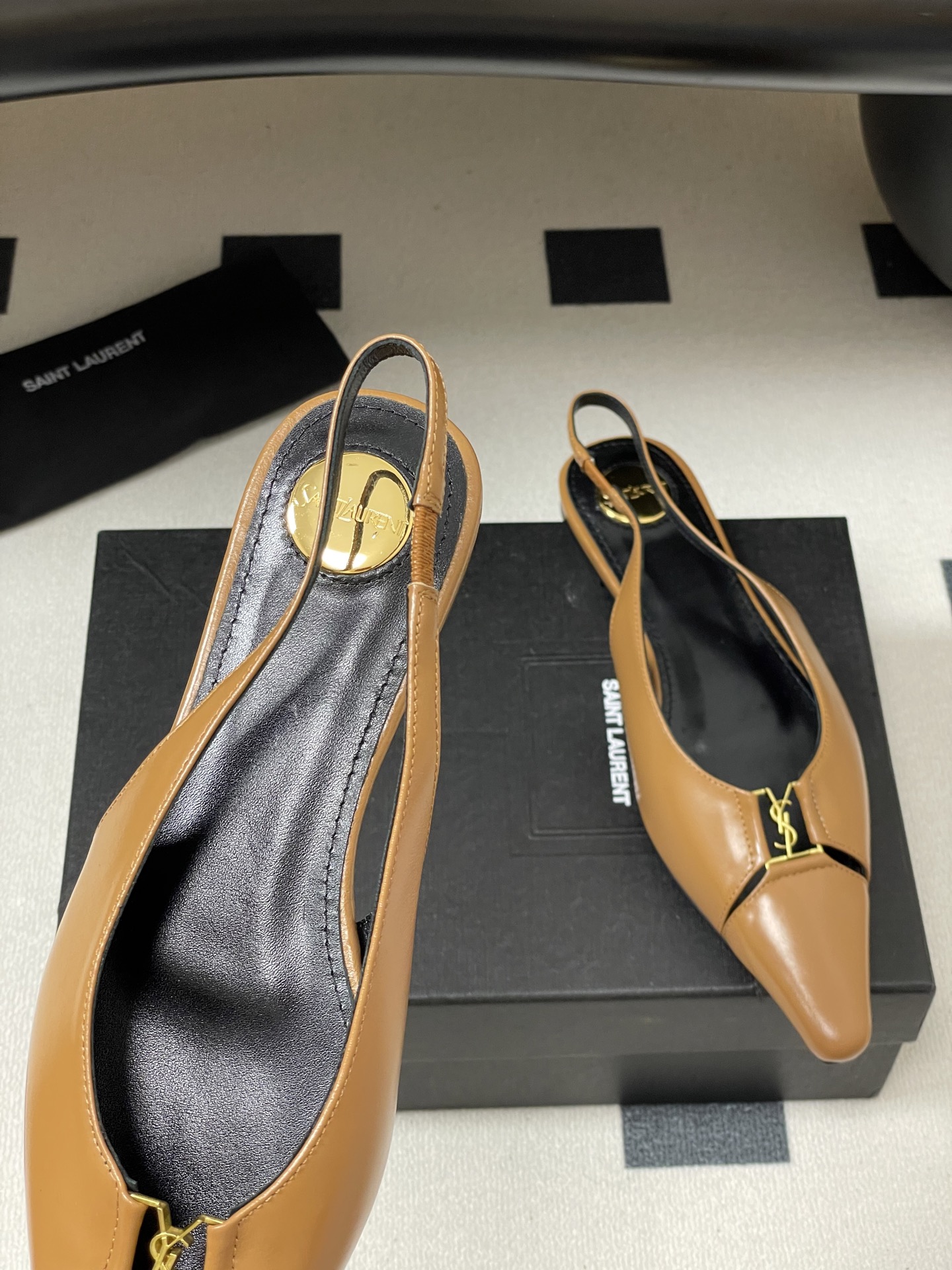 “Saint Laurent Women’s Shoes: Luxurious Materials and Elegant Designs at St. Roland Show” - 图片 7