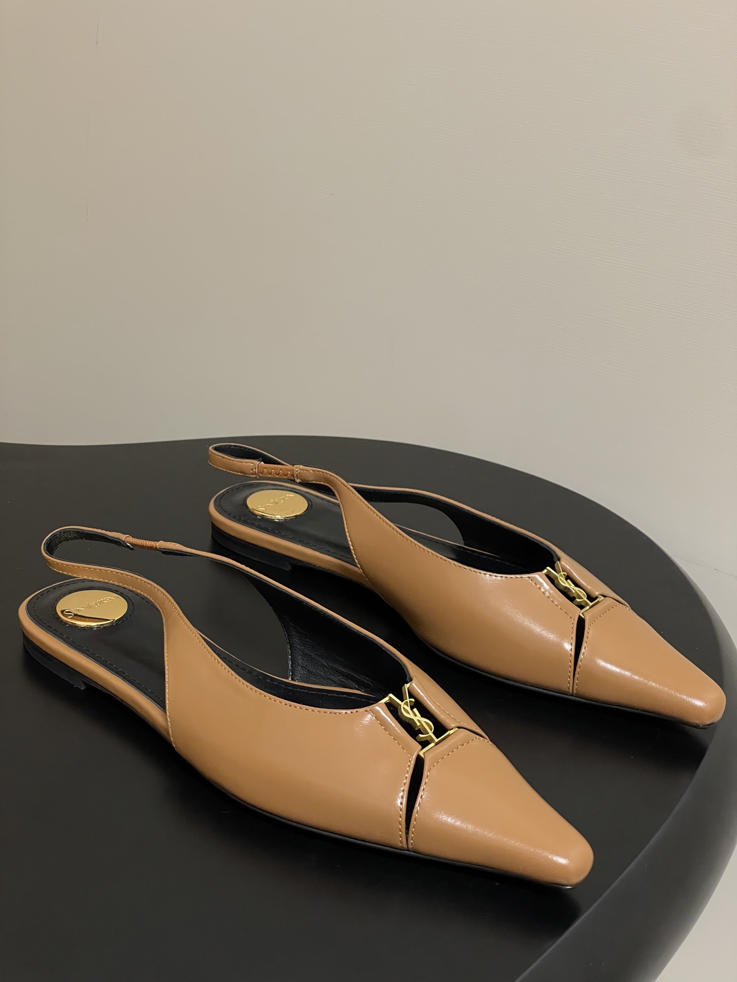 “Saint Laurent Women’s Shoes: Luxurious Materials and Elegant Designs at St. Roland Show” - 图片 1