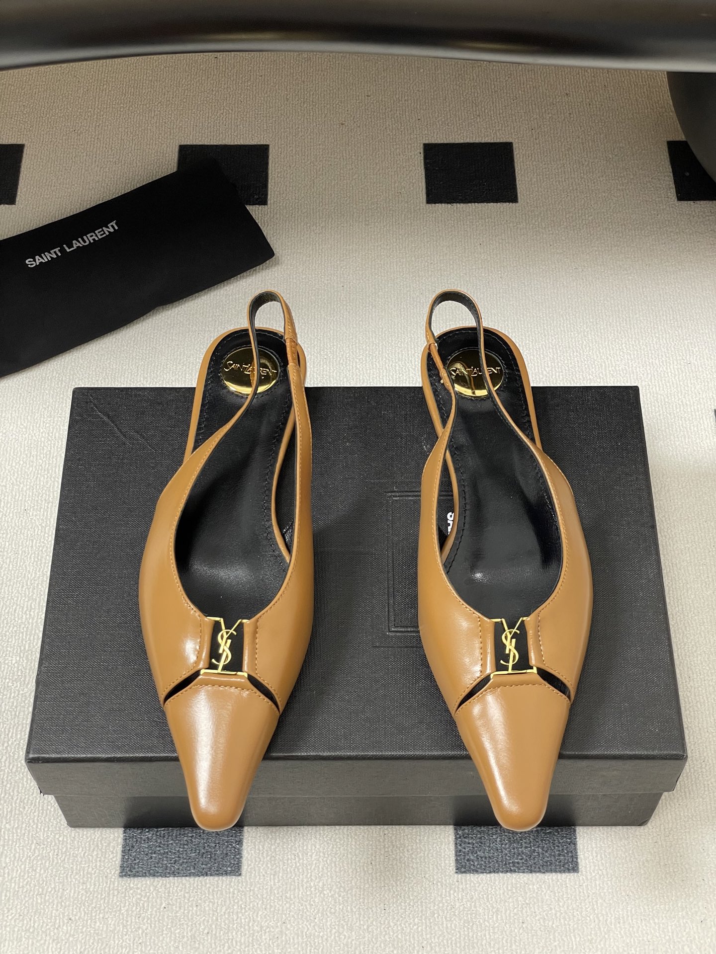 “Saint Laurent Women’s Shoes: Luxurious Materials and Elegant Designs at St. Roland Show” - 图片 5