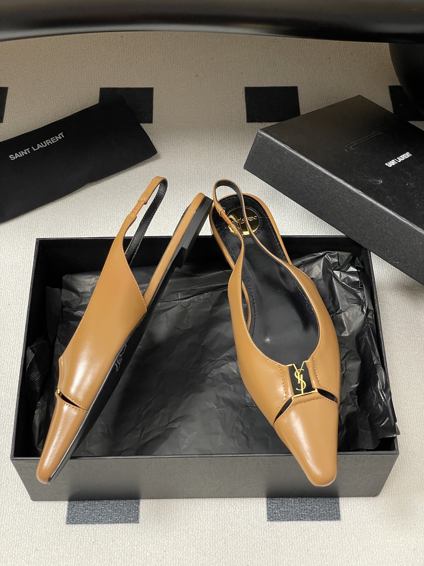 “Saint Laurent Women’s Shoes: Luxurious Materials and Elegant Designs at St. Roland Show” - 图片 6