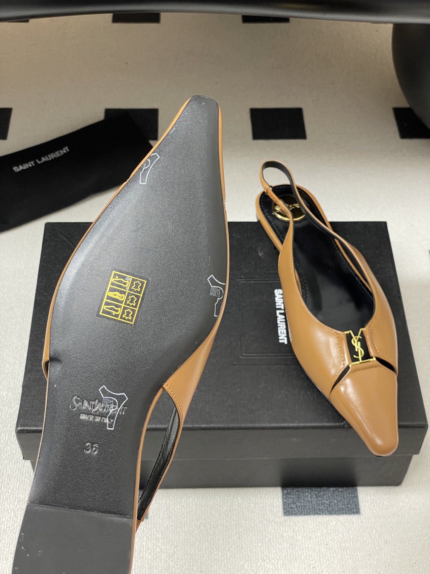“Saint Laurent Women’s Shoes: Luxurious Materials and Elegant Designs at St. Roland Show” - 图片 8