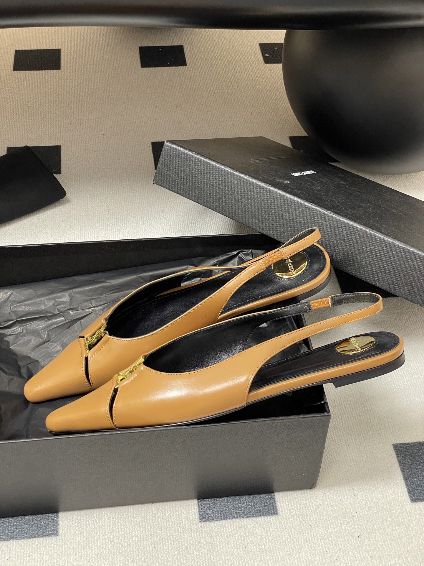 “Saint Laurent Women’s Shoes: Luxurious Materials and Elegant Designs at St. Roland Show” - 图片 4
