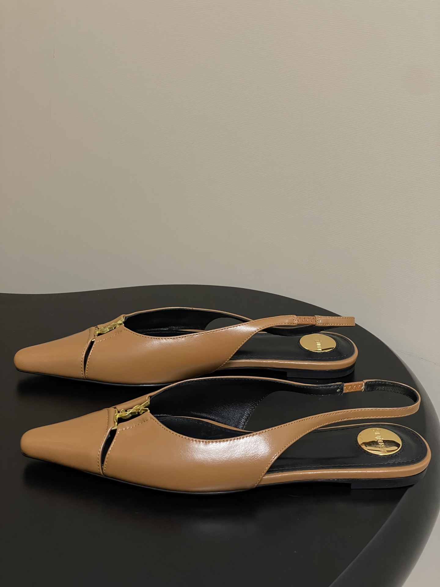“Saint Laurent Women’s Shoes: Luxurious Materials and Elegant Designs at St. Roland Show” - 图片 3