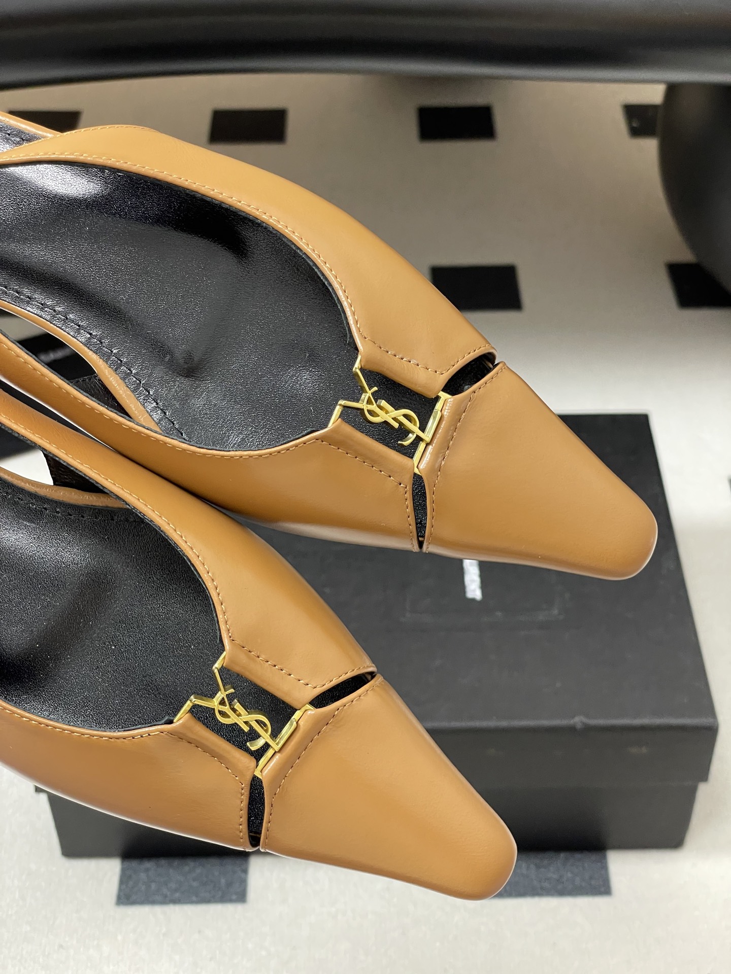 “Saint Laurent Women’s Shoes: Luxurious Materials and Elegant Designs at St. Roland Show” - 图片 9