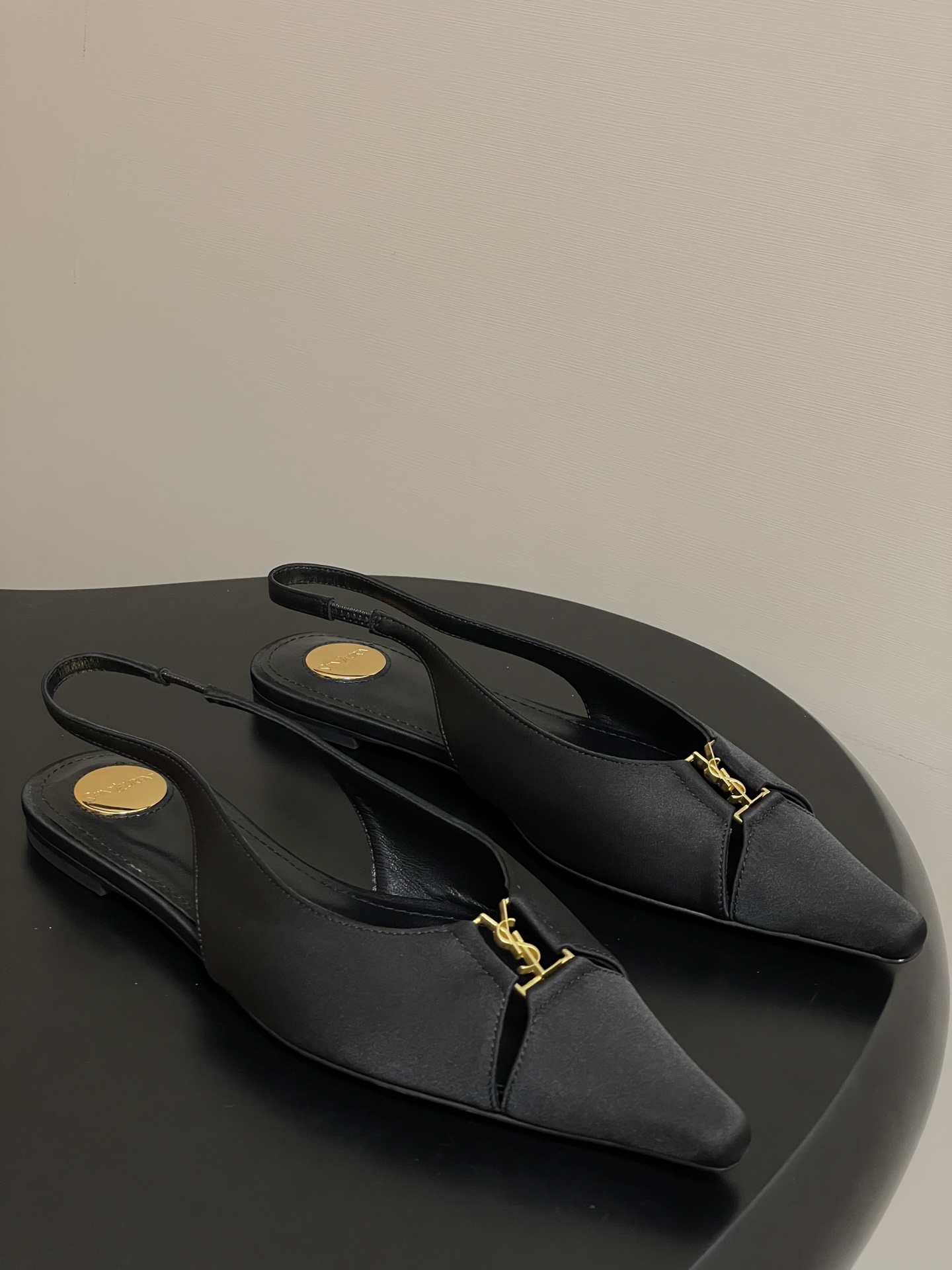 “Saint Laurent Women’s Shoes at St. Roland: Design, Materials, and Sizes” - 图片 1