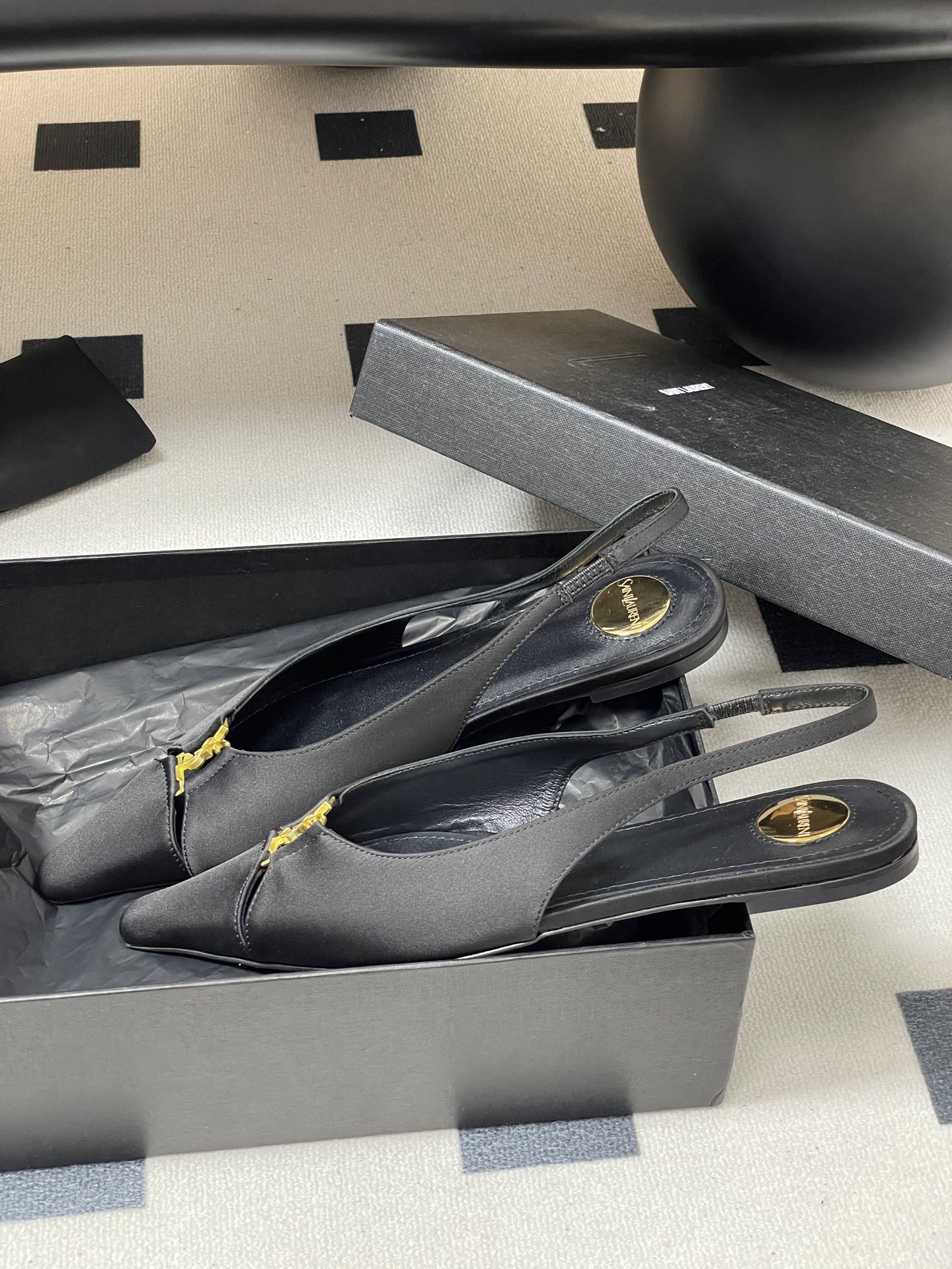 “Saint Laurent Women’s Shoes at St. Roland: Design, Materials, and Sizes” - 图片 4