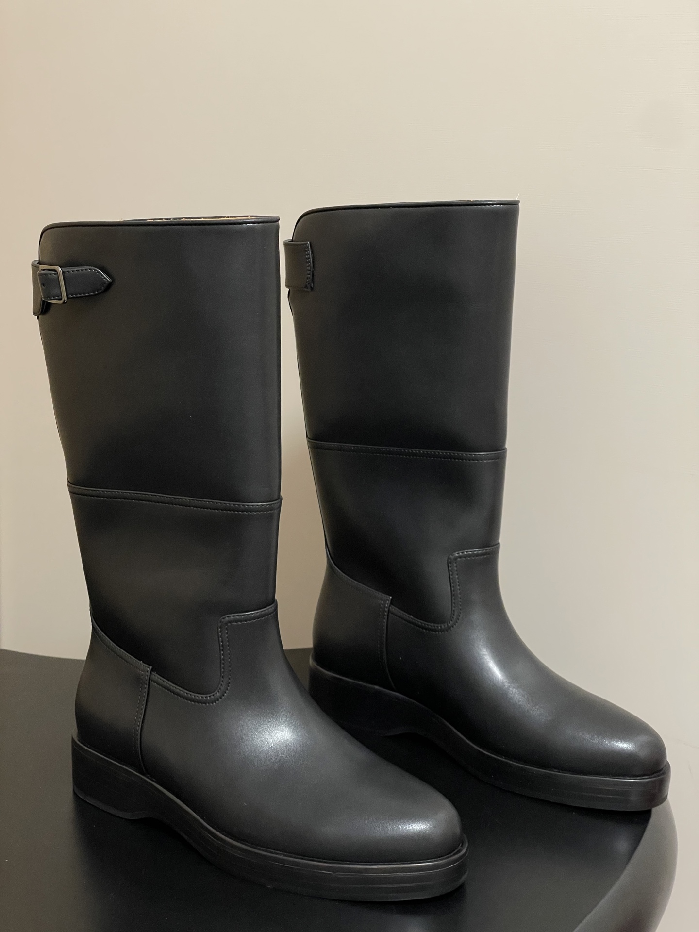 NO:490260,- Loro Piana LP 45s autumn and winter new Lupo straight boots with one foot in one foot. Lupo boots are carefully crafted from exquisite leather, and are treated with natural wax to present a bright luster and clear and irregular texture. The lower part of the boot is equipped with an adjustable buckle strap, which reminds people of elegant belts, round toe and stitching pieces to show exquisite craftsmanship. Create a timeless silhouette design. Custom leather upper, inner foot pad cowhide, original open molded rubber sole, size 35-39 (40.41 custom made without return), boots, loro pigana, loro pigana, boots, cowhide19860909- Loro Piana 诺悠翩雅 LP 45s秋冬新款Lupo直筒靴一脚蹬中筒长靴 Lupo靴子采用精致皮革精心制作而成,经过天然蜡处理,呈现亮丽光泽和清晰而不规则的纹理.靴筒下部配以调节搭扣饰带,令人不禁联想起优雅腰带,圆鞋头和缝线饰片彰显精湛工艺.打造隽永廓形设计. 鞋面定制皮料 内里垫脚牛皮 鞋底原版开模橡胶大底 码数35-39（40.41定做不退换）,靴子,loro piana,loro piana,boots,cowhide,Women's Shoes