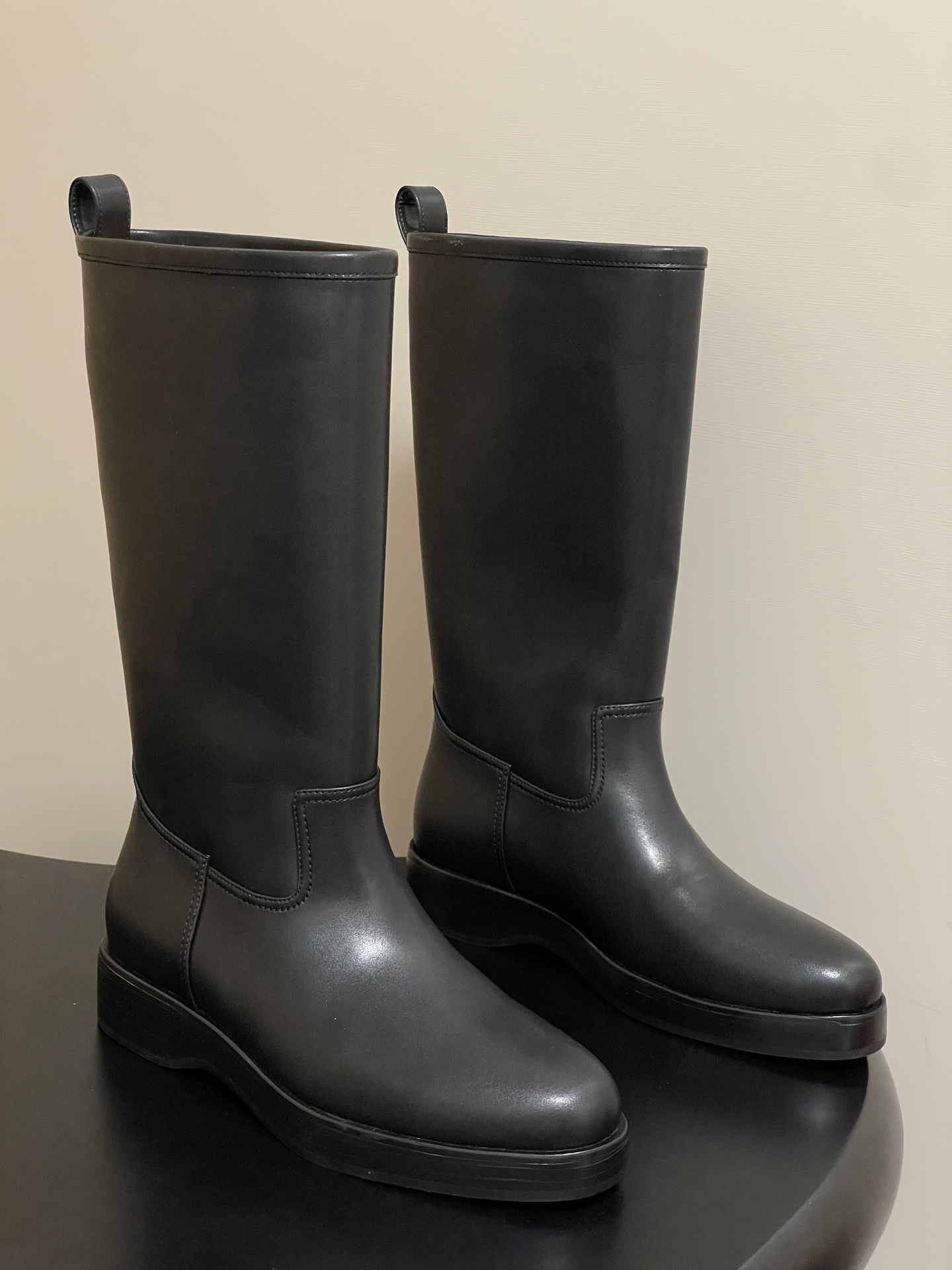 NO:490294,- Loro Piana LP 55s autumn and winter new John straight boots are carefully crafted with buttery soft leather. This sports mid-boot is cleverly blends exquisite craftsmanship and modern sports style. Whether it is sportswear or daily casual wear, its streamlined outline complements each other. Paired with slim jeans, it shows a casual and exquisite casual style. Customized upper leather, inner footbed cowhide, original open molded rubber sole, size 35-39 (40.41 custom made without return), boots, loro pigana, loro pigana, boots, jeans, cowhide19860909- Loro Piana 诺悠翩雅 LP 55s秋冬新款John直筒靴一脚蹬中筒长靴 采用如黄油般柔软的皮革精心打造,这款运动型中筒靴将精湛工艺与现代运动风格巧妙融合.无论是运动装还是日常休闲装,其流线型轮廓都相得益彰.搭配修身牛仔裤,尽显随性而不失精致的休闲风范. 鞋面定制皮料 内里垫脚牛皮 鞋底原版开模橡胶大底 码数35-39（40.41定做不退换）,靴子,loro piana,loro piana,boots,jeans,cowhide,Women's Shoes