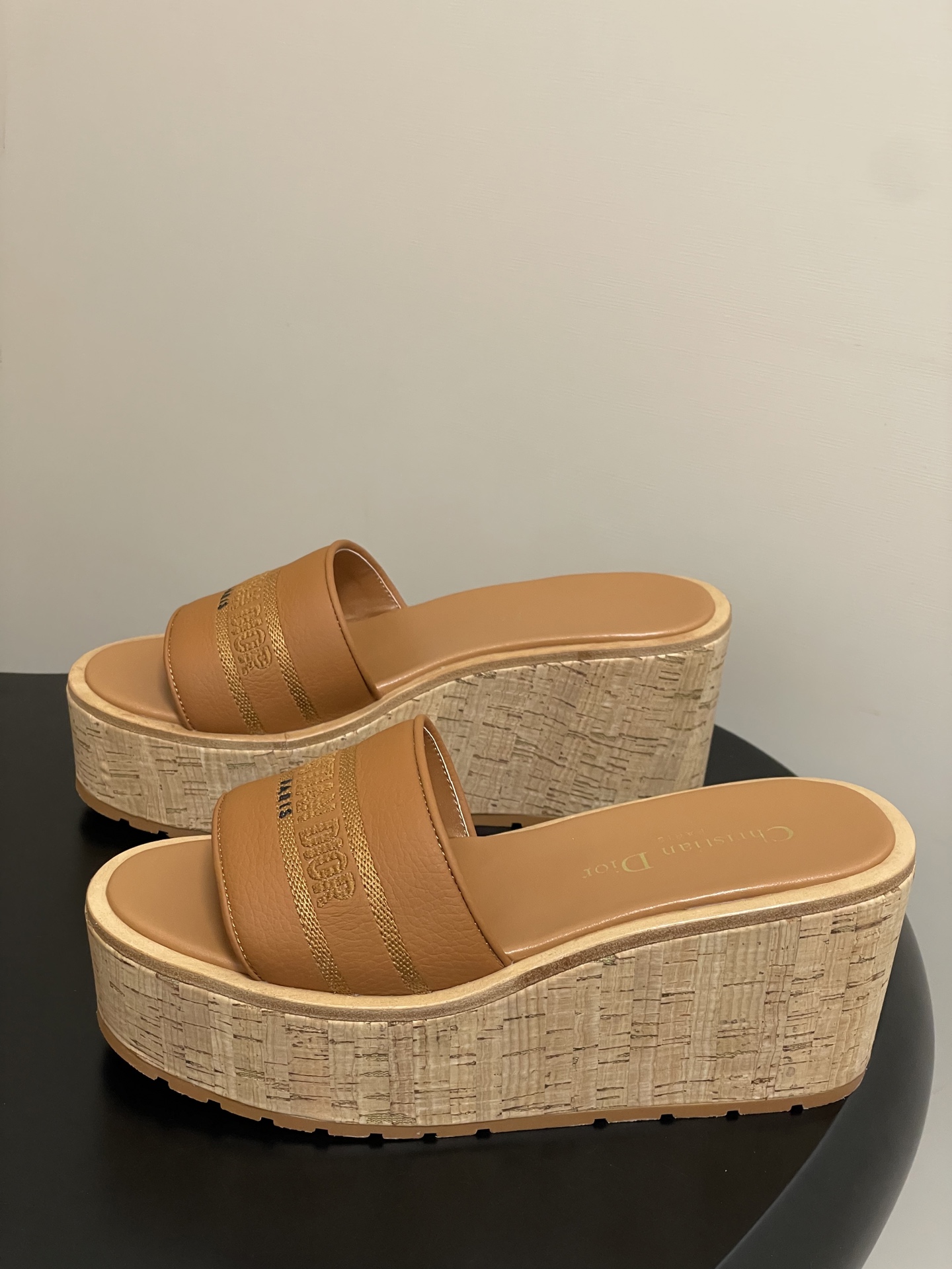 Dior 25ss春夏新款Dior 迪奥Dway厚底凉拖鞋防水台软木底厚底高跟拖鞋粒面牛皮坡跟拖鞋