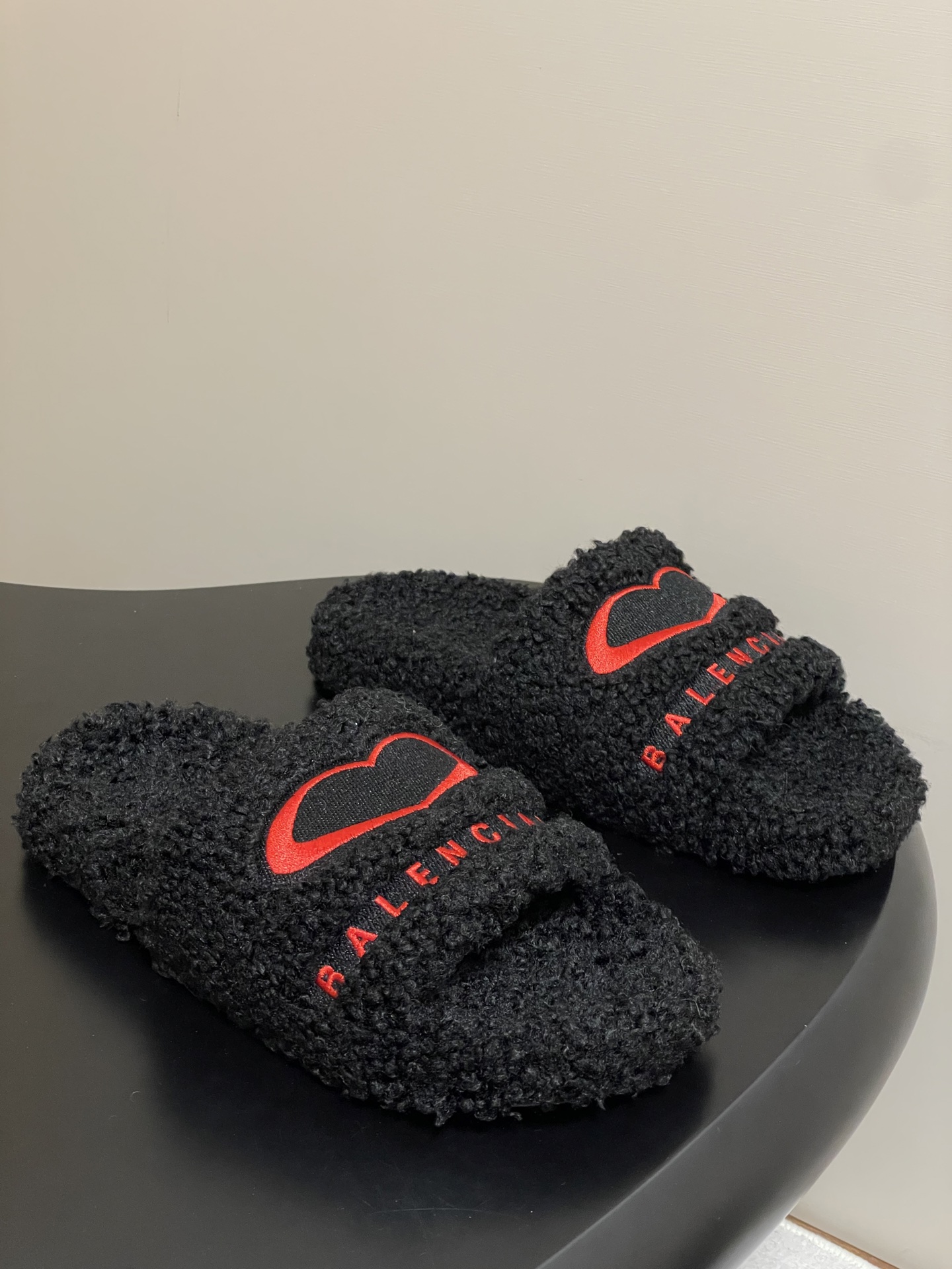 NO:461230,- 25s autumn and winter new Balenciaga Balenciaga Chinese Valentine's limited series letter embroidered thick-soled fur slippers. Thick-soled fur slippers look so good. It's time to wear fur slippers again. The curly fur of Teddy looks very cute, and the thick-soled gives a small person a sense of security. It's okay to wear floor-moving trousers~ The major internet celebrities in the fashion circle are trying hard to plant grass again. The whole ins is popular!  Another popular product that dominates the fashion circles around the world has launched the electric embroidery logo embroidery craftsmanship!  Full of high-end feeling!  Very beautiful upper sheep curls, original molded tpu outsole, size 35-39 (40 custom made without return or exchange), fur shoes and slippers, balenciaga, balenciaga, slippers19860909- 25s秋冬新款Balenciaga巴黎世家七夕限定系列字母刺绣厚底毛拖鞋 厚底毛毛拖鞋好好看 又到了穿毛毛拖鞋的季节啦,泰迪卷的毛看着很可爱,厚底也给了小个子安全感,穿拖地长裤都可以啦～ 时尚圈内各大网红明星又在拼命种草的款式.火爆整个ins！又是一个霸屏世界各地时尚圈的爆款面世了电绣徽标刺绣工艺！高级感满满当当！上脚特别漂亮 鞋面羊卷毛 鞋底原版开模tpu大底 码数35-39（40定做不退换）,毛毛鞋拖鞋,balenciaga,balenciaga,slippers,Women's Shoes