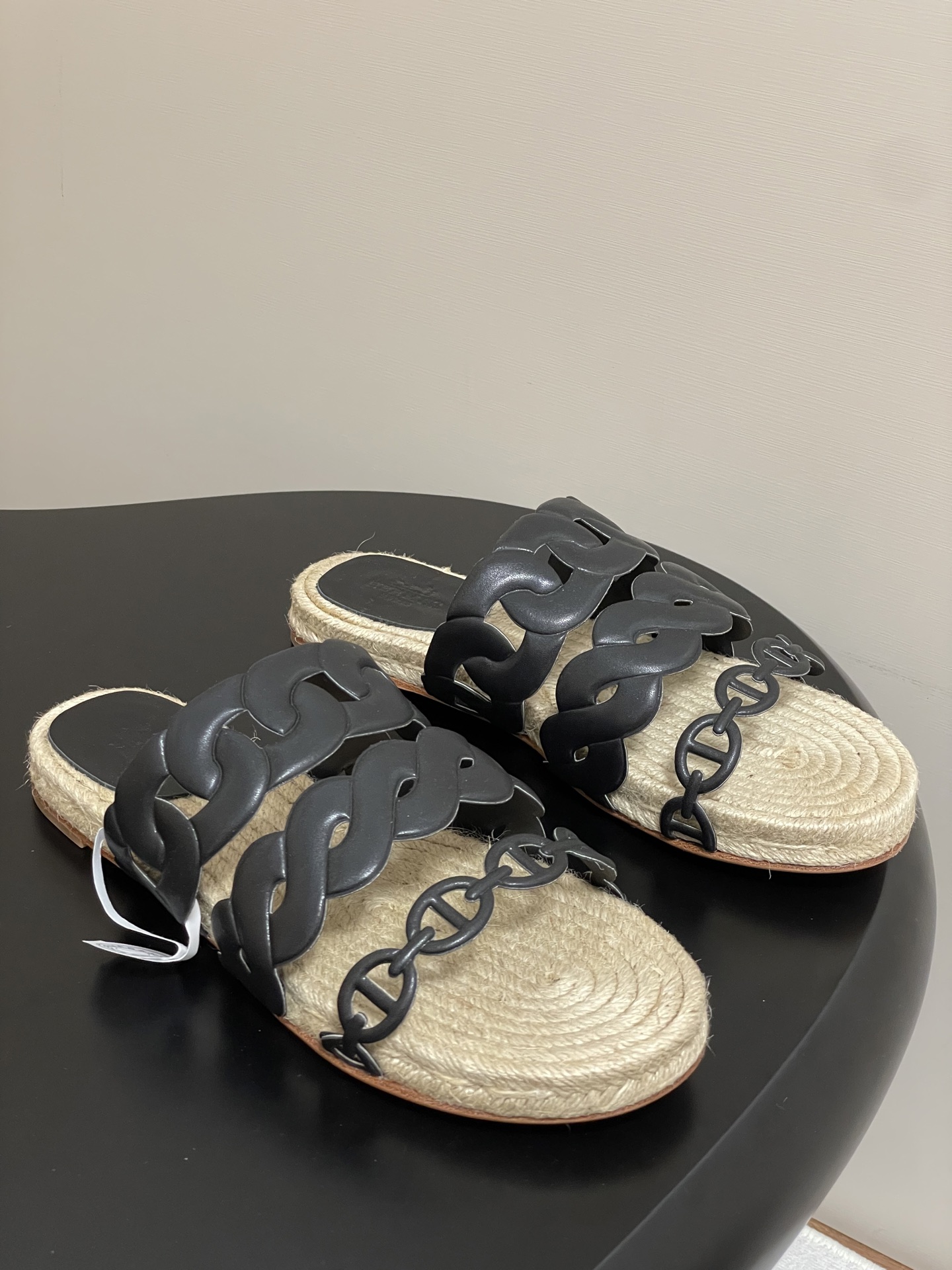 NO:471060,- Top quality (with high-end aircraft box) Hermes H Home Gwen Pig Nose Ring Grass Wear Shoes Fisherman Slippers This pair of sandals adopts a multi-layer chain decorative design with contrasting chain elements. These chains are unique in shape, not only decorative, but also become one of the iconic design languages ​​of Hermes shoes, showing the brand's recognition and fashion sense. The chain texture is soft and durable, and can maintain a good shape and not easily deformed. The sole is hemp rope straw weaving. This design is common in some casual and vacation style shoes of Hermes, giving people a natural, casual and elegant feeling, and also has a certain retro charm. The straw weaving sole not only gives people a fresh visual experience, but also brings a relatively comfortable feel when worn, suitable for spring and summer wear. Upper cowhide sole straw weaving rope/Italian leather big sole  Size 35-39 (40.41.42.43 Custom made without return or exchange), slippers, hermes, hermes, sandals, slippers, espadrilles, espadrilles, cowhide, Leather soles19860909-顶级品质（配高档飞机盒） Hermes 爱马仕 H家 Gwen猪鼻环草编鞋渔夫拖鞋 这双凉鞋采用了多层链条装饰设计,撞色链条元素.这些链条造型独特,不仅是装饰,也成为了爱马仕鞋履标志性的设计语言之一,展现出品牌的辨识度与时尚感.链条质感柔软且耐用,同时能保持良好的形状,不易变形. 鞋底是麻绳草编,这种设计常见于爱马仕的一些休闲度假风鞋款中,给人一种自然、随性又不失优雅的感觉,同时也带有一定的复古韵味.草编鞋底不仅在视觉上给人清新的体验,在穿着时也能带来相对舒适的脚感,适合春夏季节穿着. 鞋面牛皮 鞋底草编麻绳/意大利真皮大底 码数35-39（40.41.42.43定做不退换）,拖鞋,hermes,hermes,sandals,slippers,espadrilles,espadrilles,cowhide,Leather soles,Women's Shoes