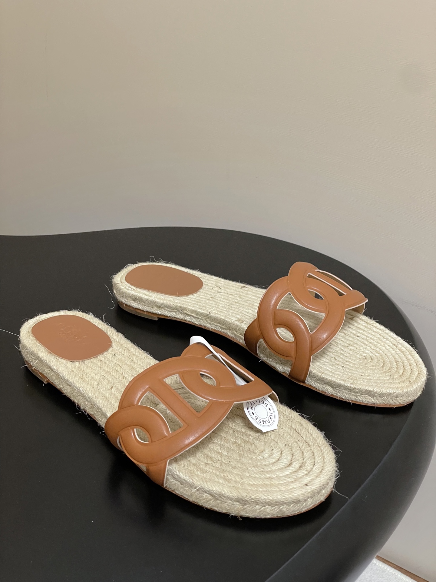 NO:470989,- Top quality (with high-end aircraft box) Hermes H Home Famosa pig nose ring straw woven shoes fisherman sandals Leather straw woven shoes with rope soles. The straps are inspired by the classic Chaine d'Ancre pattern, suitable for summer style, creating a fashionable and leisurely style. Hemp rope straw woven soles, this design is common in some casual and vacation style shoes of Hermes, giving people a natural, casual and elegant feeling, and also has a certain retro charm. The straw woven soles not only give people a fresh visual experience, but also bring a relatively comfortable feel when worn, suitable for spring and summer wear. Upper cowhide/sheep leather Soles straw woven rope/Italian leather large soles  Number of codes 35-39 (40.41.42.43 Custom made without return or exchange), slippers, hermes, hermes, slippers, espadrilles, espadrilles, cowhide, sheep, Leather soles19860909-顶级品质（配高档飞机盒） Hermes 爱马仕 H家 Famosa猪鼻环草编鞋渔夫凉拖鞋 皮革草编鞋,搭配编绳鞋底.袢带灵感源自经典Chaine d'Ancre图案,适合夏日造型,打造时尚悠闲风格. 麻绳草编鞋底,这种设计常见于爱马仕的一些休闲度假风鞋款中,给人一种自然、随性又不失优雅的感觉,同时也带有一定的复古韵味.草编鞋底不仅在视觉上给人清新的体验,在穿着时也能带来相对舒适的脚感,适合春夏季节穿着. 鞋面牛皮/羊猄皮 鞋底草编麻绳/意大利真皮大底 码数35-39（40.41.42.43定做不退换）,拖鞋,hermes,hermes,slippers,espadrilles,espadrilles,cowhide,sheep,Leather soles,Women's Shoes