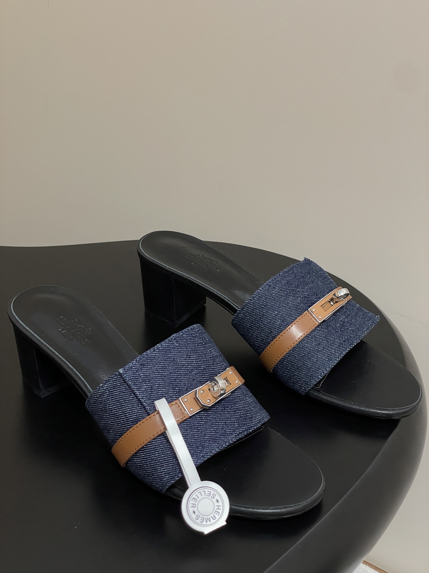 NO:471053,- Top quality (with high-end aircraft box) Hermes H Home Giulia Sandals Series Classic Kelly buckle one-strip slipper latest color buckle color matching, fashionable and versatile, super comfortable, every detail is the ultimate Exclusive open mold pure steel Kelly buckle hollowed-out hardware fastener Original swift calfskin Original leather edge strip sole Upper calfskin/sheep leather inner foot pad sheepskin Sole Italian A-grade double-layer leather outsole Heel height 5cm Size 35-39 (.40.41.42 Customized without return and exchange), slippers, hermes, hermes, stuart weitzman, slippers, cowhide, sheepskin, sheep, Leather soles19860909-顶级品质（配高档飞机盒） Hermes 爱马仕H家 Giulia凉拖鞋系列经典Kelly扣一字带拖鞋最新色扣配色 时尚又百搭 超级舒服 每个细节都做到极致 独家开模纯钢Kelly扣掏空贴皮五金扣件 原版swift小牛皮 原版真皮沿条大底  鞋面小牛皮/羊猄皮 内里垫脚羊皮 鞋底意大利A级双层真皮大底 跟高5cm 码数35-39（.40.41.42定做不退换）,拖鞋,hermes,hermes,stuart weitzman,slippers,cowhide,sheepskin,sheep,Leather soles,Women's Shoes