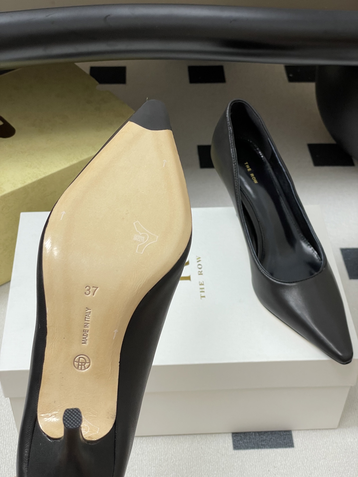 Cozy and Stylish Sheepskin and Silk Heels by The Row – Review and Details - 图片 8