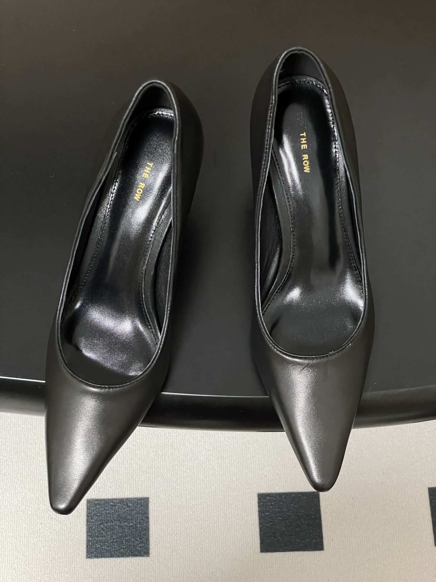Cozy and Stylish Sheepskin and Silk Heels by The Row – Review and Details - 图片 2