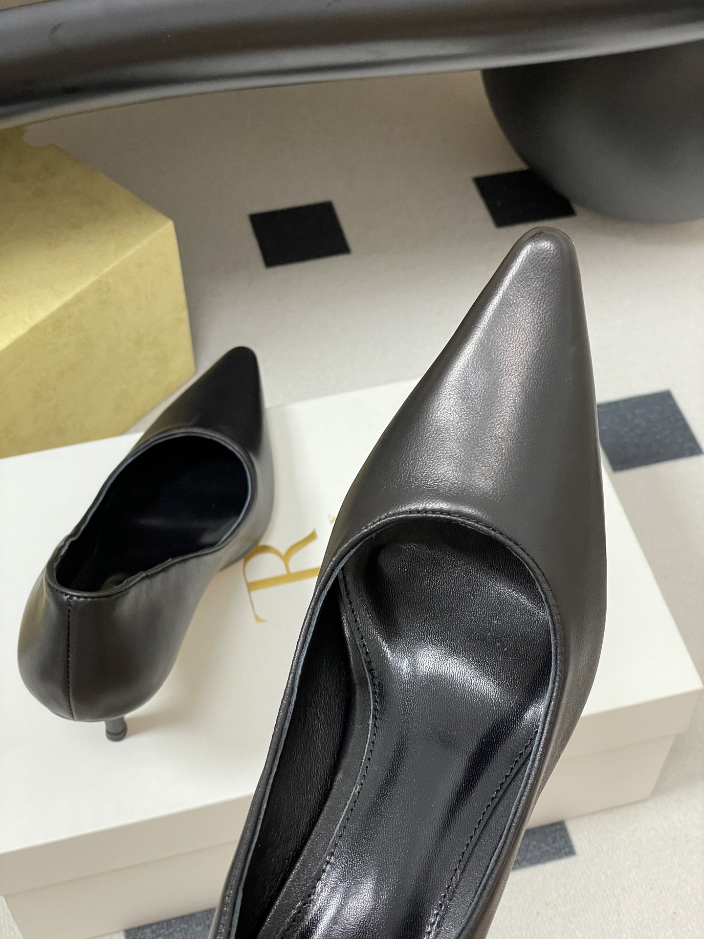 Cozy and Stylish Sheepskin and Silk Heels by The Row – Review and Details - 图片 9