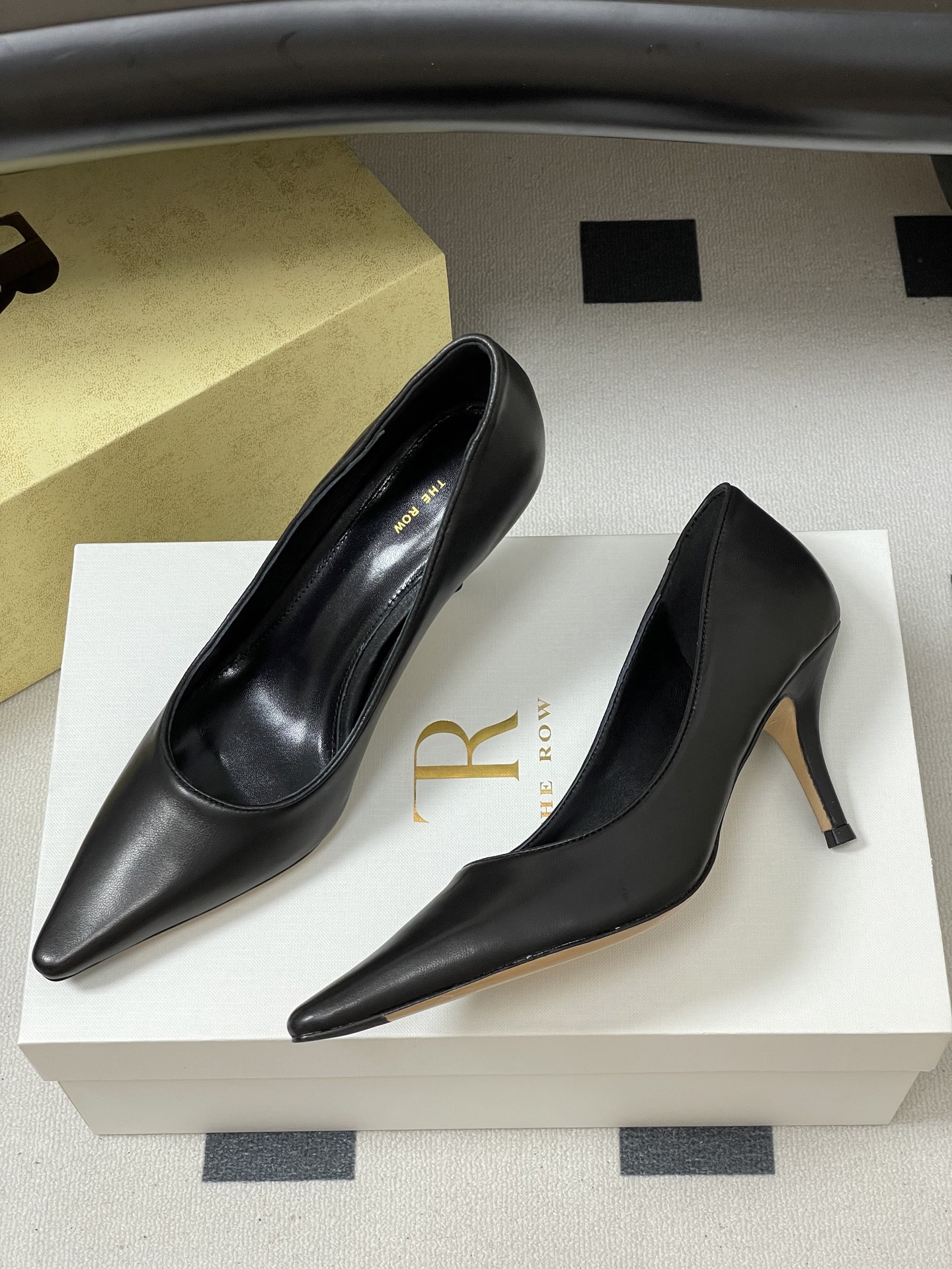 Cozy and Stylish Sheepskin and Silk Heels by The Row – Review and Details - 图片 4