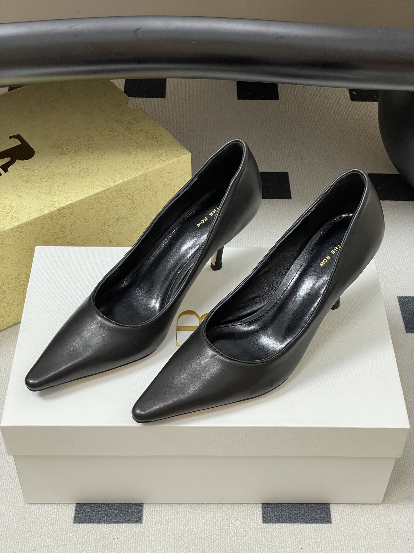 Cozy and Stylish Sheepskin and Silk Heels by The Row – Review and Details - 图片 6