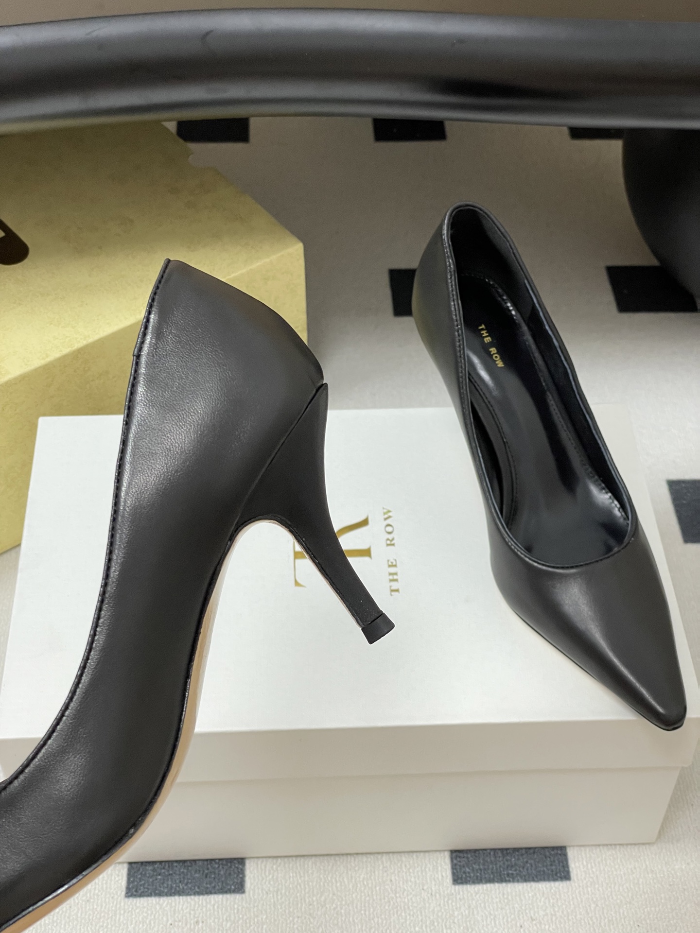 Cozy and Stylish Sheepskin and Silk Heels by The Row – Review and Details - 图片 5
