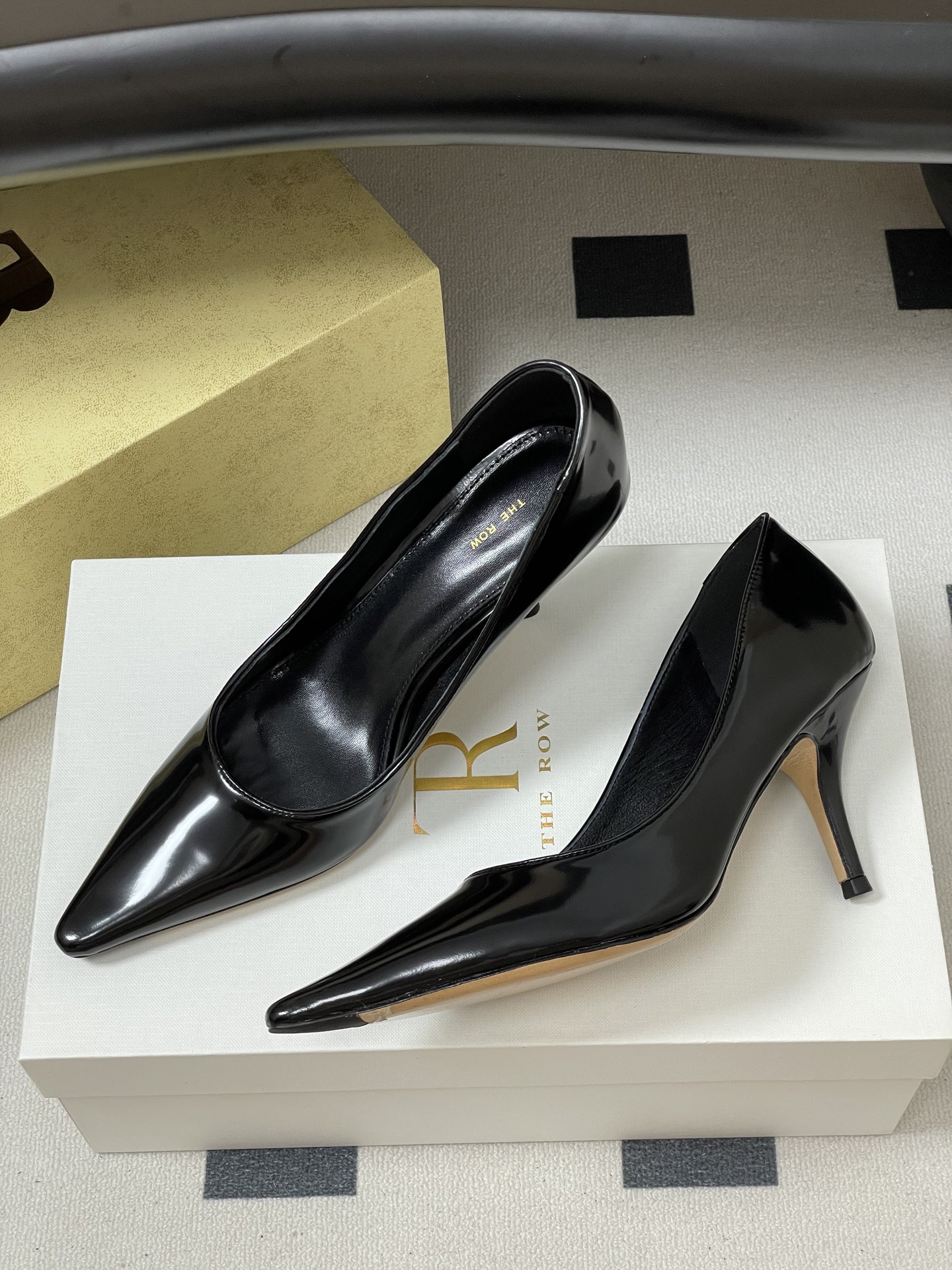 “Cozy Sheepskin and Silk High Heel Shoes for Fashionable Comfort – Size 35-39” - 图片 4