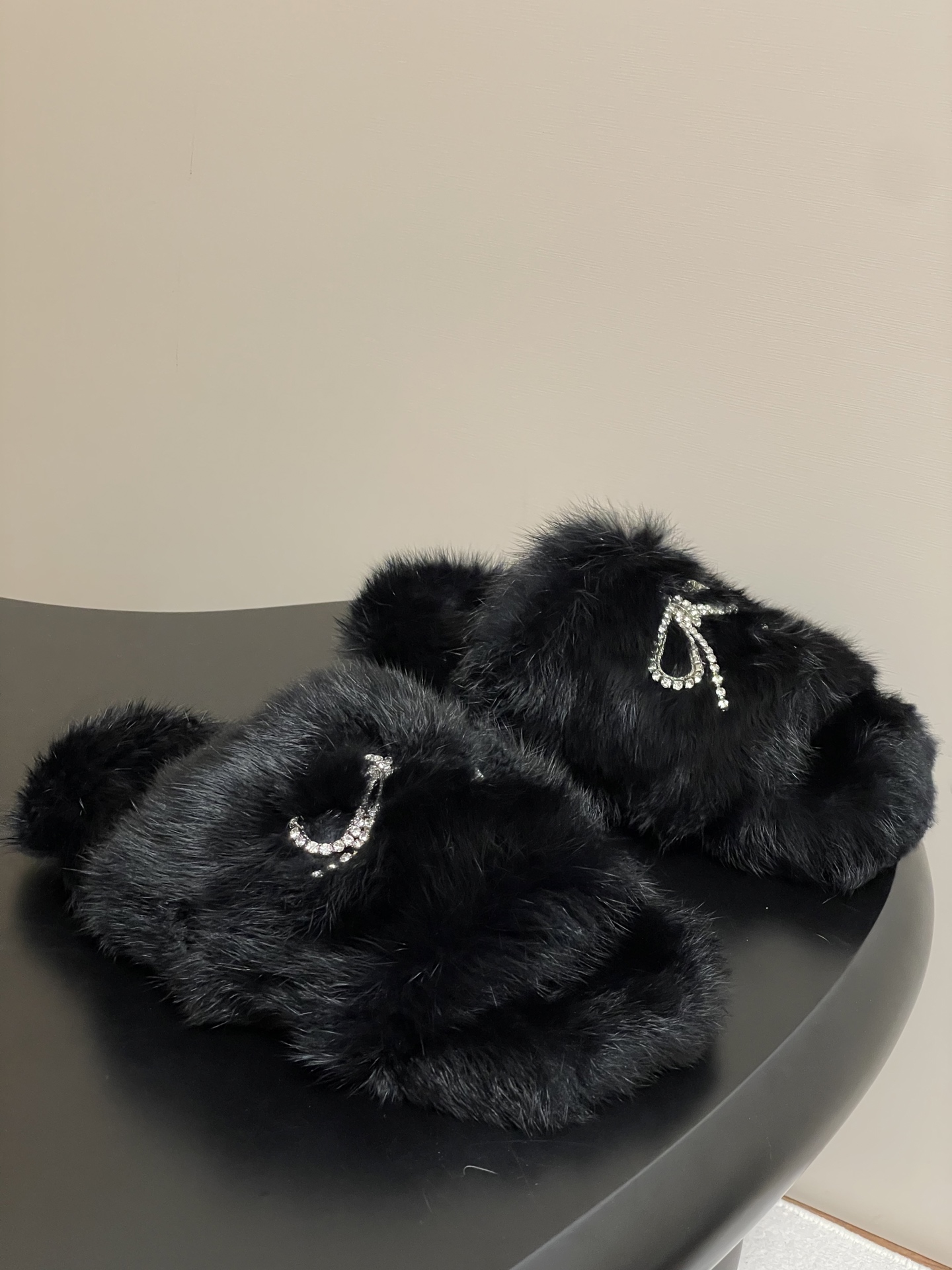 NO:461223,- 25s autumn and winter new style Balenciaga Balenciaga latest crystal diamond bow diamond chain fur shoes thick-soled rabbit fur slippers How can you not love fashionable fur slippers!  In line with the current lazy style, it looks more relaxed and casual when walking. The upper has a delicate diamond-decorated bow design, and the shiny rhinestones make the shoes instantly gorgeous, adding highlights to the overall shape, enhancing the sense of luxury and exquisiteness, making this pair of slippers not lose their beauty while casual, and can easily match various fashionable styles. Upper rabbit fur original open mold tpu outsole size 35-39 (40.41 custom made without return and exchange), fur shoes slippers, balenciaga, balenciaga, slippers19860909- 25s秋冬新款Balenciaga巴黎世家最新水晶钻蝴蝶结钻链毛毛鞋厚底兔毛拖鞋 时尚的毛拖鞋怎能不爱呢！符合当下流行的慵懒风,行走间更显自在随性. 鞋面上有精致的钻饰蝴蝶结设计,闪亮的水钻让鞋子瞬间变得华丽起来,为整体造型增添了亮点,提升了奢华感和精致度,使这双拖鞋在休闲之余又不失华丽,能够轻松搭配各种时尚造型. 鞋面兔毛 鞋底原版开模tpu大底 码数35-39（40.41定做不退换）,毛毛鞋拖鞋,balenciaga,balenciaga,slippers,Women's Shoes