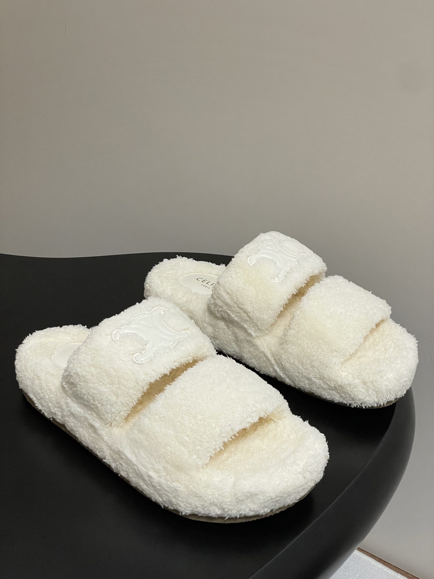 NO:461199,- CELINE 25S autumn and winter new style Arc de Triomphe fur shoes thick-soled fur slippers, so many celebrities and internet celebrities planting grass. This pair of hairy drags is also very beautiful. Overall, it looks very high-end. It is perfect with autumn and winter denim shorts. It has fashion elements and is full of nobleness. It can always show the feminine fashion charm when worn. It is fashionable but not overly ostentatious. The Arc de Triomphe logo is so beautiful. This season's Selin made me love it again!  There are too many beautiful shoes in this season. This fur slippers really make me unable to extricate myself. It's so cute~ Furry thick-soled slippers Customized wool on the upper, inner footbed wool cloth, open molded rubber sole size 35-40 (40 custom made without return and exchange), furry slippers, celine, celine, slippers, shorts19860909- CELINE赛琳 25S秋冬新款 凯旋门毛毛鞋厚底毛拖鞋 超多明星网红种草 这双毛拖也是好好看 整体一看就是非常高级呀 搭配秋冬的牛仔短裤 简直就是完美呀 大爱款 有时尚元素 贵气感十足 穿上它总能展现女性时尚韵味 时尚却不过分张扬 凯旋门logo实在太美 这一季的赛琳又让我重新爱了它一次！ 这季节美鞋太多这款毛拖真的是让我无法自拔真太可爱了～ 毛茸茸的厚底拖鞋 鞋面定制毛呢 内里垫脚毛呢布 鞋底开模橡胶大底 码数35-40（40定做不退换）,毛毛鞋拖鞋,celine,celine,slippers,shorts,Women's Shoes