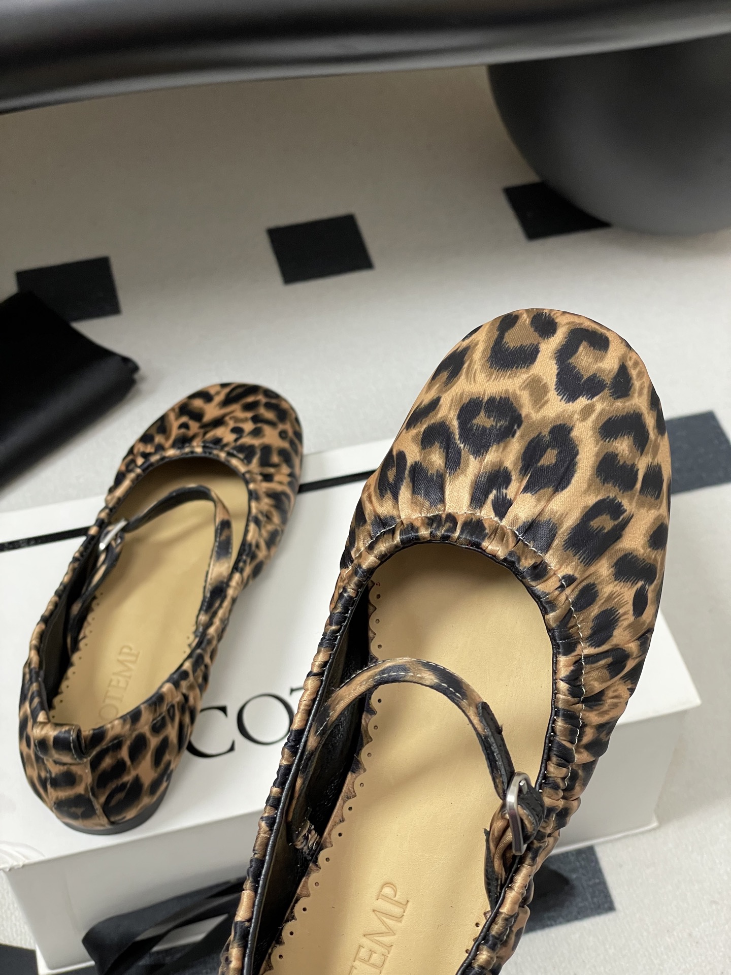 Leopard-Striped Grandmother’s Shoes with Mary Jane Style: Comfortable and Stylish Ballet Flats - 图片 9