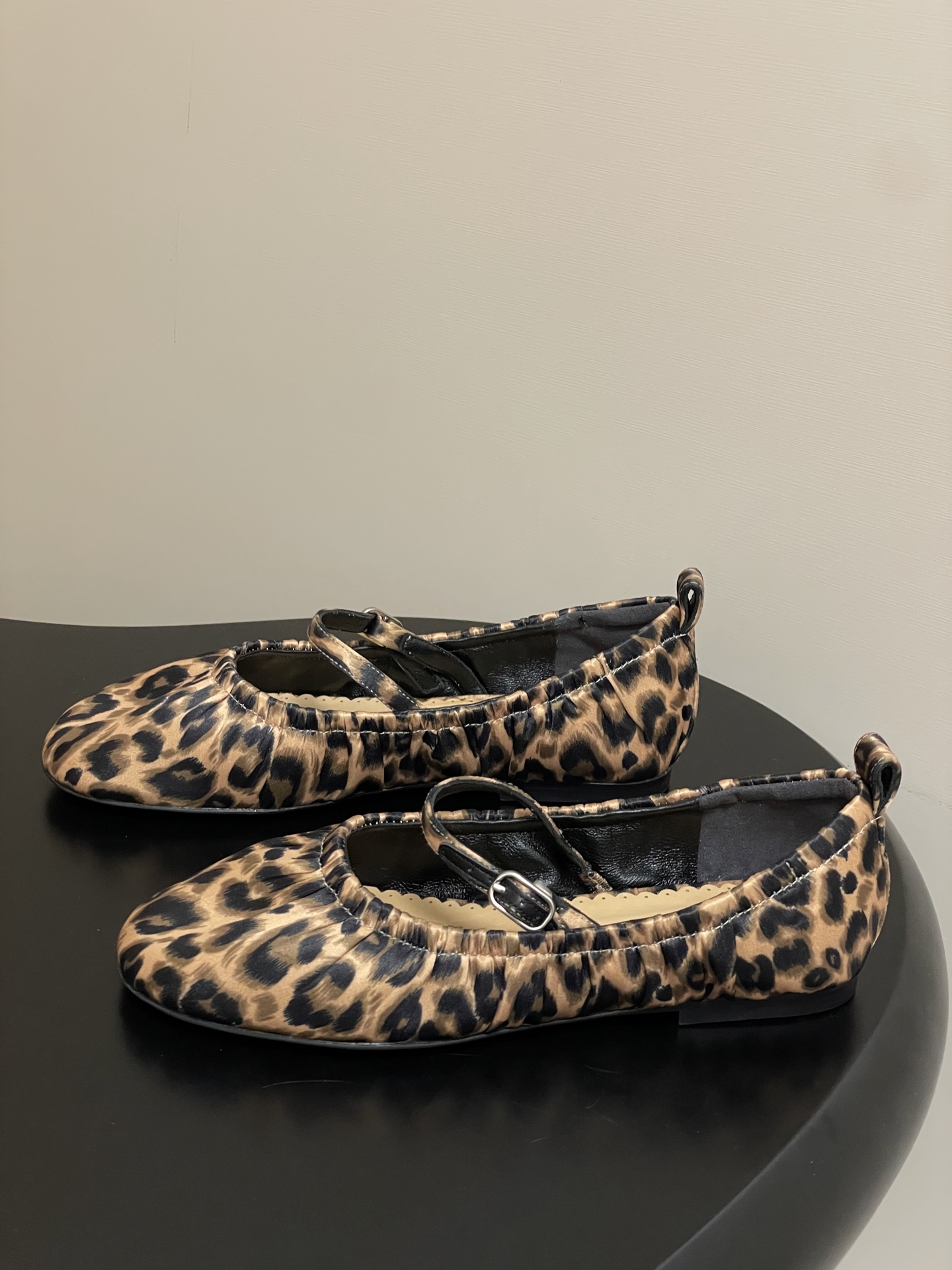 Leopard-Striped Grandmother’s Shoes with Mary Jane Style: Comfortable and Stylish Ballet Flats - 图片 3