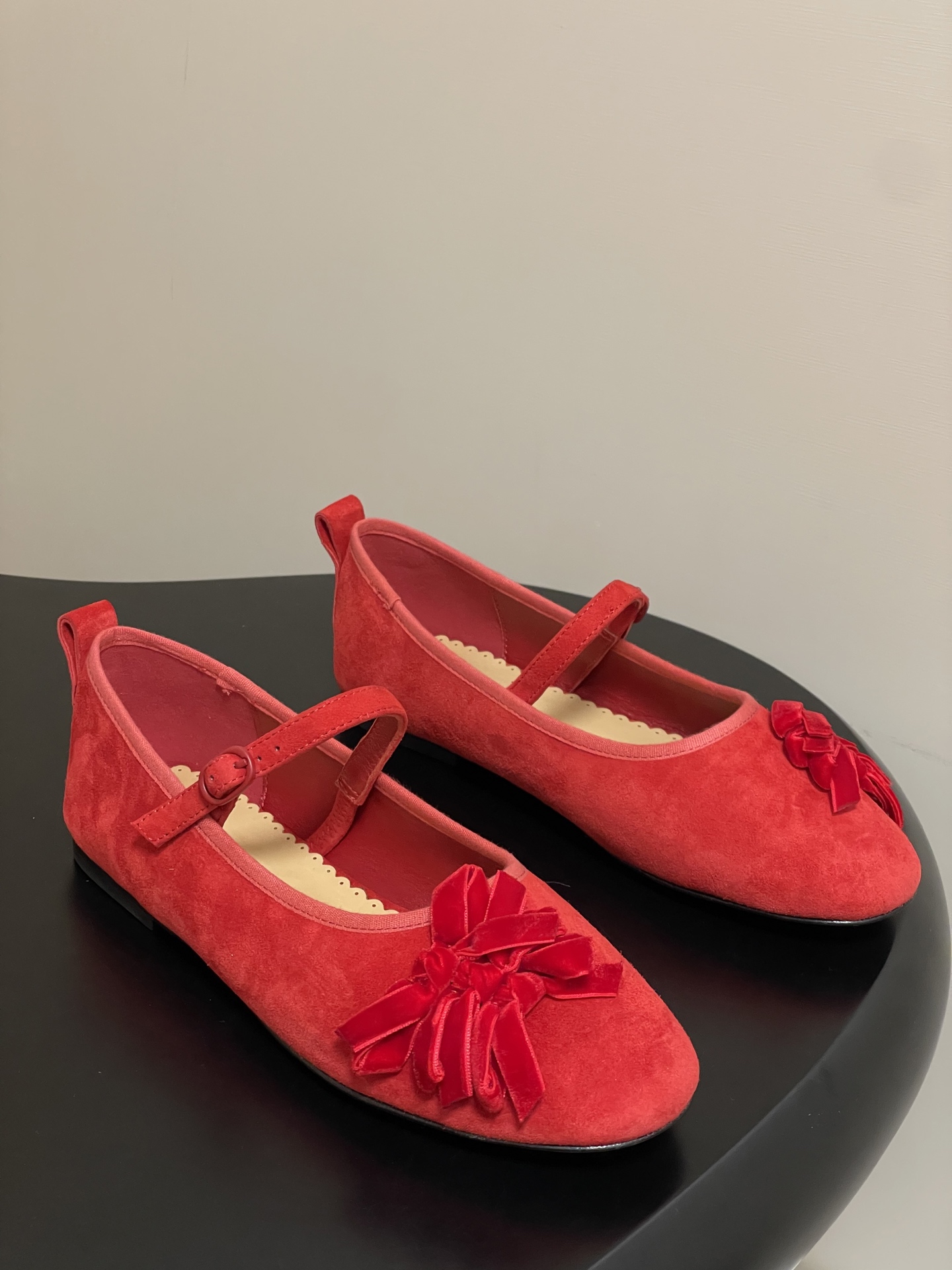 “Grandmother’s Shoes Series: Elegant Wool Ballet Flats with Butterfly Detail for Young Girls”