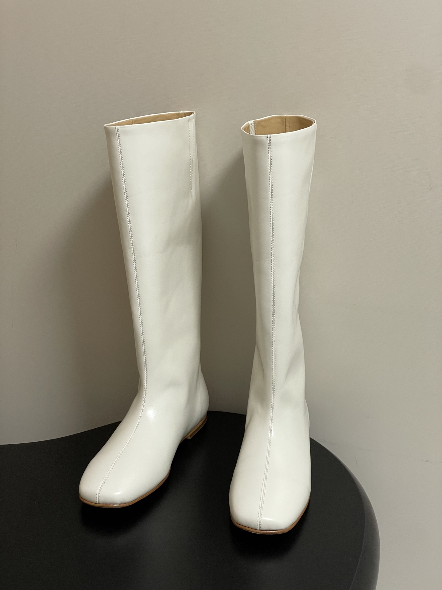 Miista 25SS Autumn Winter Collection features simple, colorful boots with French street style. Made with high-quality materials. - 图片 2
