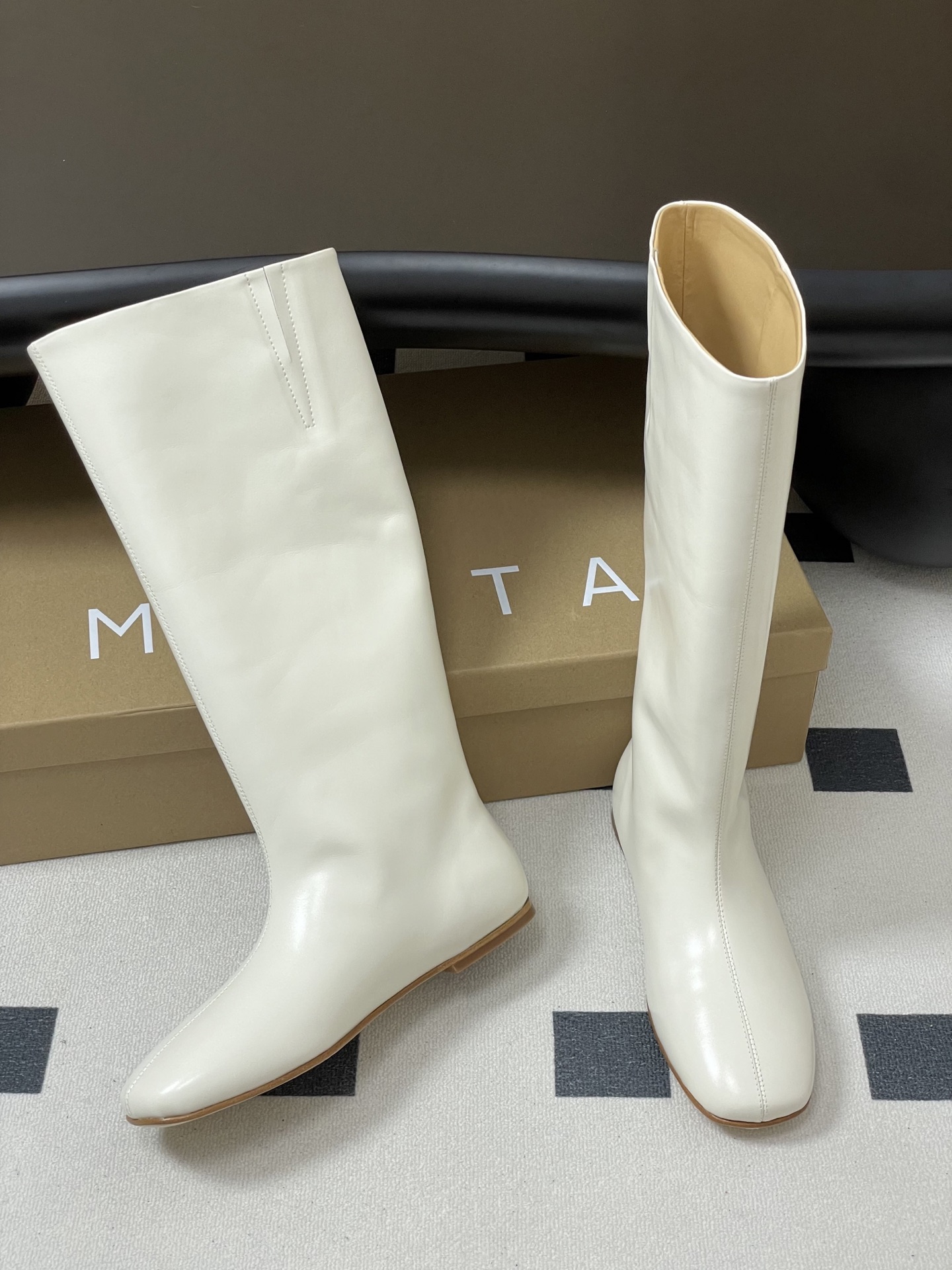 Miista 25SS Autumn Winter Collection features simple, colorful boots with French street style. Made with high-quality materials. - 图片 6