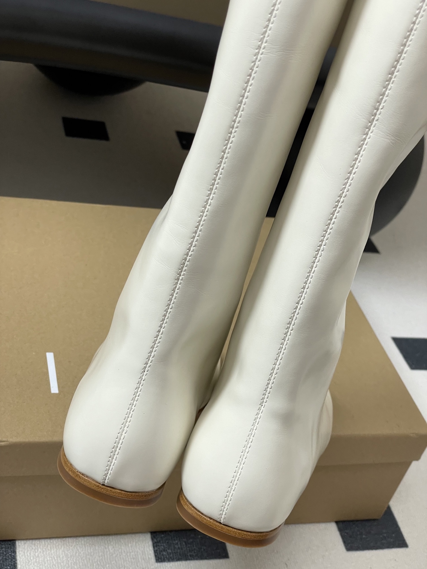 Miista 25SS Autumn Winter Collection features simple, colorful boots with French street style. Made with high-quality materials. - 图片 9