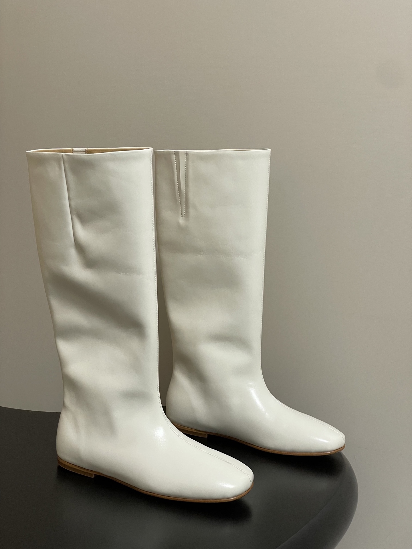 Miista 25SS Autumn Winter Collection features simple, colorful boots with French street style. Made with high-quality materials.
