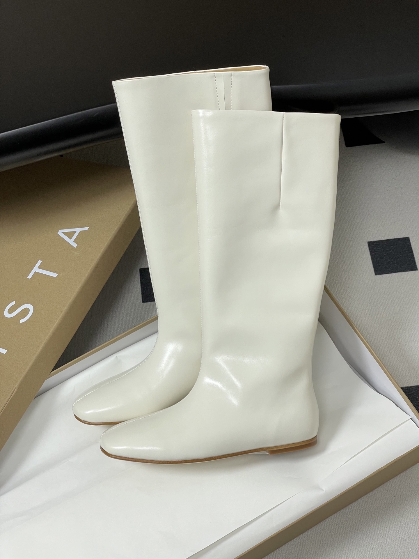 Miista 25SS Autumn Winter Collection features simple, colorful boots with French street style. Made with high-quality materials. - 图片 4