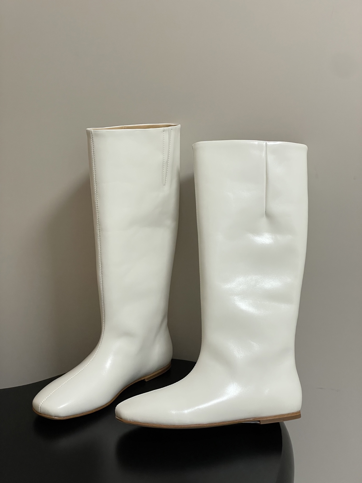 Miista 25SS Autumn Winter Collection features simple, colorful boots with French street style. Made with high-quality materials. - 图片 3