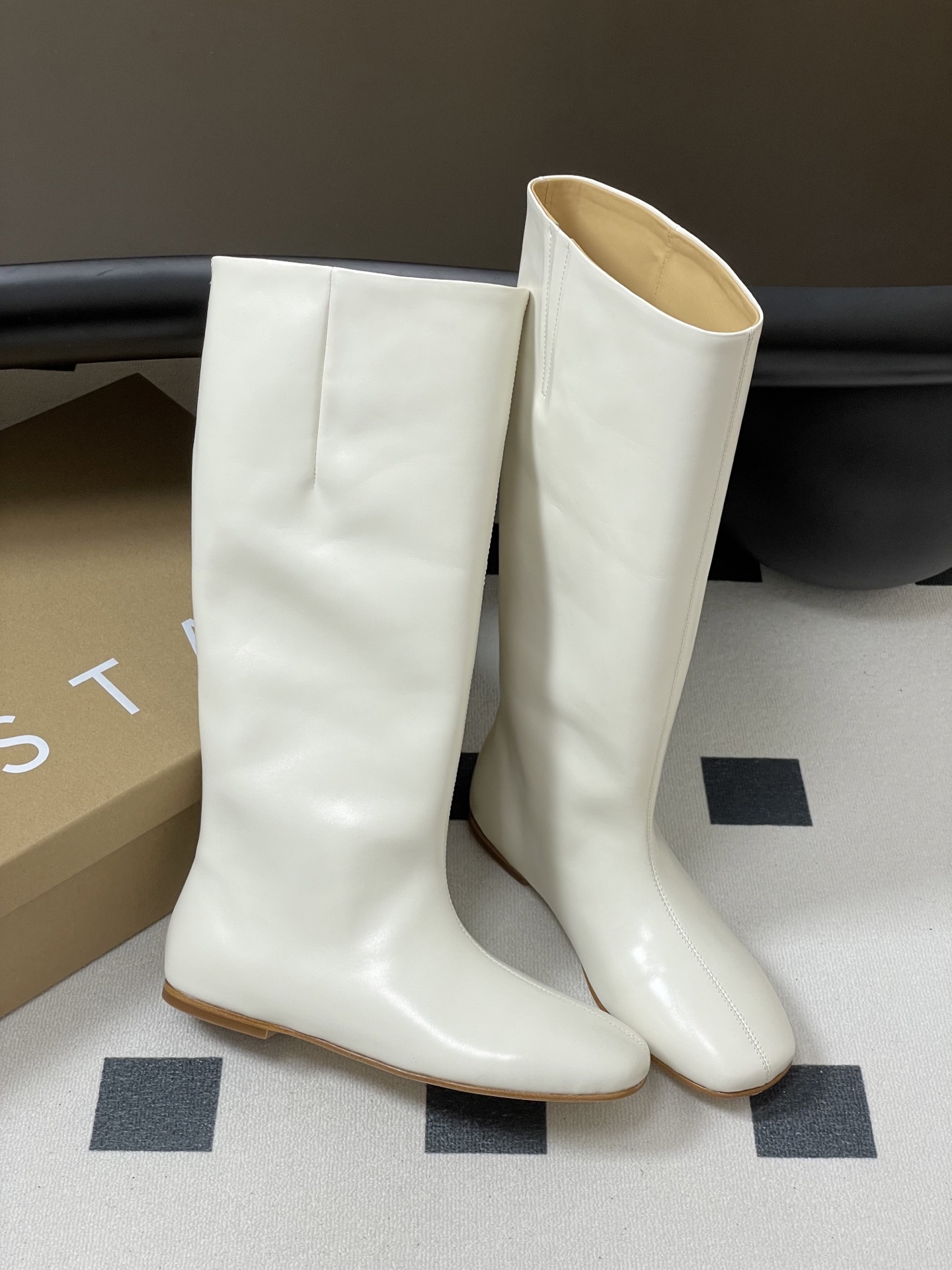 Miista 25SS Autumn Winter Collection features simple, colorful boots with French street style. Made with high-quality materials. - 图片 5