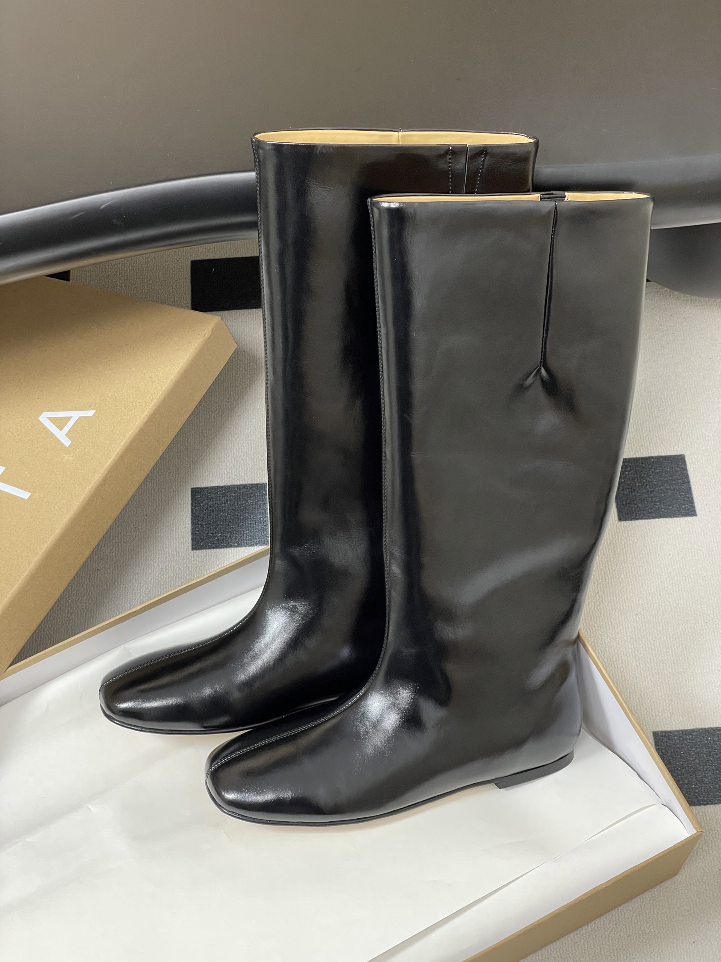 “Miista 25SS Autumn Winter Boots Collection: Stylish French Street Style with Custom Oil Skin and Italian Leather” - 图片 4