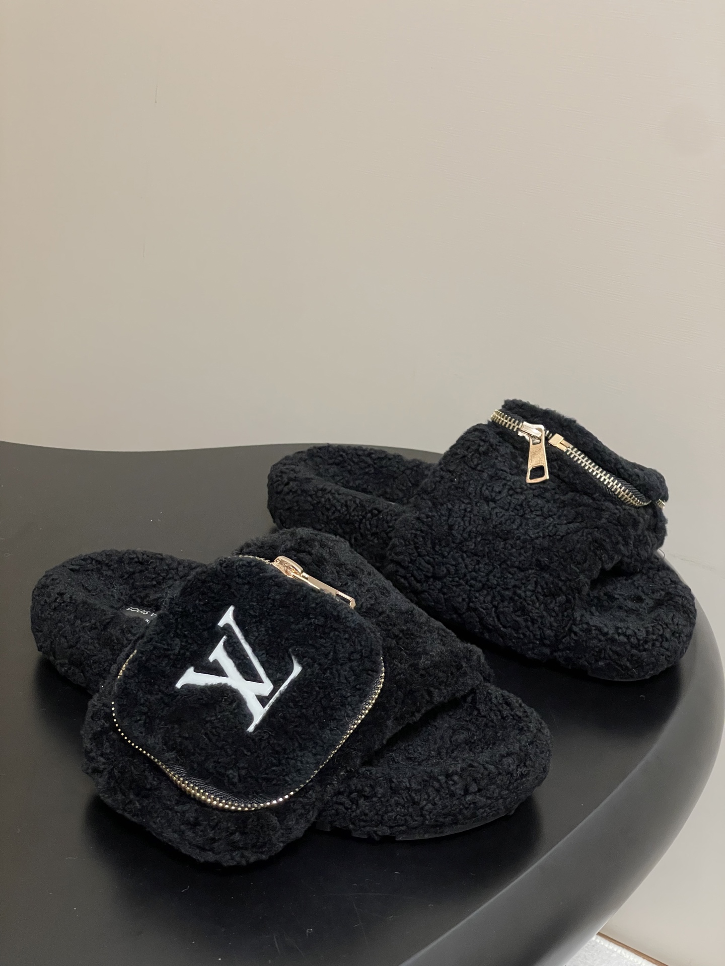 NO:461228,- 2025 autumn and winter new LOUIS VUITTON Louis Vuitton LV wallet wool slippers Velcro lazy fur thick-soled slippers When the classic gene of LV hits the soft warmth of autumn and winter, this pair of hairy drag is destined to become the natal item of autumn and winter for fashionable people. At a glance, what is lost is the ingenuity of design with its own nobleness. The inspiration of wallet elements is integrated into fashionable and retro!  It seems that the exquisite storage elegance is worn on the feet. The iconic Monogram pattern is faintly visible, and it looks more low-key and high-end under the soft fleece. Every step is to take the brand's unique classic aura. The touch is even more irresistible - high-quality fluff is thick and fluffy. It is like stepping into the clouds that have just been sunken from the sun. From the toes to the bottom of the heart. Even in the morning when the feet are cooled, there will be no coolness when you just stretched in. The slack feeling of home or the lazy style of going out the street can be accurately grasped by these slippers. Upper wool, inner foot pad wool, sole open mold anti-slip rubber outsole, size 35-39 (40.41 custom made without return or exchange), fur shoes, louis vuitton, louis vuitton, louis vuitton, slippers, wallets19860909- 2025秋冬新款LOUIS VUITTON 路易威登 LV钱包羊毛拖鞋魔术贴懒人毛毛厚底拖鞋 当LV的经典基因撞上秋冬的柔软暖意,这双毛拖注定要成为时髦精的秋冬本命单品.一眼沦陷的 是那抹自带贵气的设计巧思.钱包元素的灵感融入 时髦又复古感！仿佛把精致收纳的优雅穿在了脚上,标志性的Monogram纹路若隐若现,在柔软绒毛的包裹下更显低调高级,每一步都踏出品牌独有的经典气场.触感更是让人无法抗拒——优质绒毛浓密蓬松.像踩进刚晒过的云朵里 从脚尖暖到心底. 哪怕是降温的清晨 脚刚伸进去也不会有一丝凉意.居家的松弛感或出街的慵懒范儿 都能被这双拖鞋精准拿捏. 鞋面羊毛 内里垫脚羊毛 鞋底开模防滑橡胶大底 码数35-39（40.41定做不退换）,毛毛鞋拖鞋,louis vuitton,louis vuitton,louis vuitton,slippers,wallets,Women's Shoes