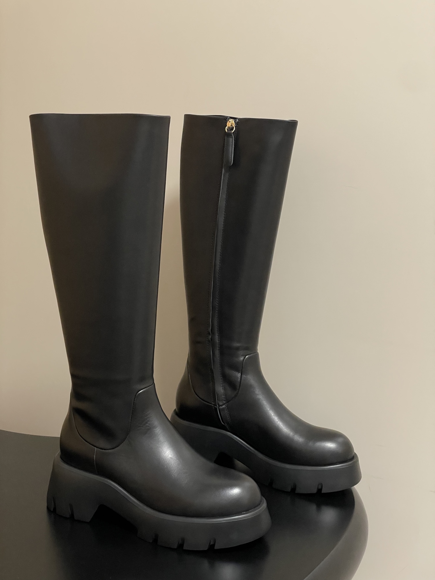 NO:459241,- Top quality Gianvito Rossi 25s autumn and winter new style Rossi GR thick-soled straight boots side zipper boots High-rise sponge cake sole boots This pair of boots combines various style elements such as retro, fashion and luxury. The cowhide leather material and long barrel design have a retro style, the gold zipper and the high-end positioning of the brand itself add a sense of fashion and luxury. The thick-soled design also gives it some characteristics of the current trend of retro futuristic style or street fashion, so its style adaptability is relatively wide.  The thick sole (sponge cake sole) design is adopted. On the one hand, this thick sole design increases the height of the shoe, and can to a certain extent modify the leg lines and make the wearer look more upright; on the other hand, the thick sole also gives the shoes a retro and fashionable style. At the same time, compared with slim heels and other designs, the thick sole may be more stable when walking, and the comfort is relatively improved. The texture of the sole is also more designed, not only for the sake of beauty, but also enhances the anti-slip performance and other functions of the shoes to a certain extent. Upper calfskin/cow back fleece inner foot pad sheepskin original open mold IP foamed sole (ultra-light) Size 35-39 (40 custom made without return and exchange), boots, boots, cowhide, sheepskin19860909-顶级品质 Gianvito Rossi25s秋冬新款 罗西 GR厚底直筒靴侧拉链长靴 增高松糕底靴子 这双靴子融合了复古、时尚与奢华等多种风格元素.牛皮革材质和长筒设计带有复古风情,金色拉链和品牌本身的高端定位又增添了时尚奢华感,厚底设计则让它也具备了当下流行的复古未来风或者街头潮流风的一些特质,所以它的风格适配度比较广泛. 采用了厚底（松糕底）设计,这种厚底设计一方面增加了鞋子的高度,在一定程度上能起到修饰腿部线条、让穿着者看起来更挺拔的作用；另一方面,厚底也赋予了鞋子一种复古又时尚的风格,同时相比细高跟等设计,厚底在行走时可能会更具稳定性,舒适度也相对有所提升.鞋底的纹理看也比较有设计感,不仅是为了美观,也在一定程度上增强了鞋子的防滑性能等功能性. 鞋面小牛皮/牛反绒 内里垫脚羊皮 鞋底原版开模IP发泡大底（超轻） 码数35-39（40定做不退换）,靴子,boots,cowhide,sheepskin,Women's Shoes