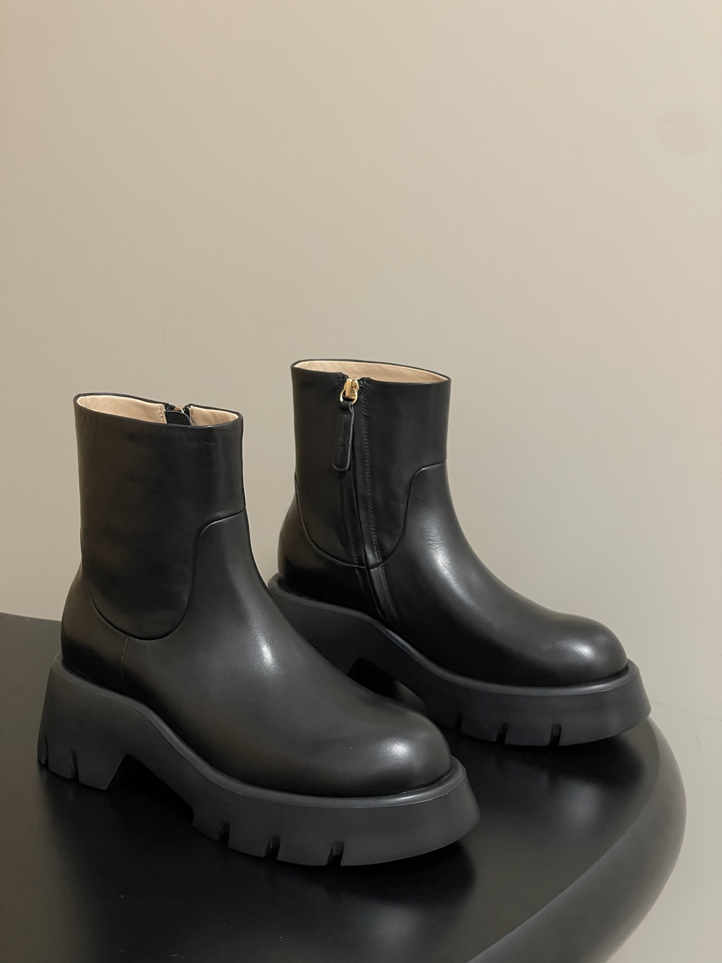 NO:459181,- Top quality Gianvito Rossi 25s autumn and winter new style Rossi GR thick-soled short boots side zipper and ankle boots heightened and puffy cake sole boots This pair of short boots combines retro work style and modern luxury. The thick-soled design has a retro tone, and can cleverly modify the leg shape and add a fashionable aura. It belongs to the 'Chunky Boot' style that has been very popular in recent years. It is both versatile and unique. The upper is made of calfskin. From the gloss and texture, the leather is delicate and soft, which not only ensures the comfort of wearing, but also makes the shoes more high-end and durable; the rubber material of the sole looks thick and tough, and the texture design also enhances the anti-slip and visual power.  The sole has a certain thickness and layering, which not only enhances the height, but also gives the shape a tough feeling of retro work style. At the same time, the rubber sole has good grip and wear resistance. Calfskin upper, inner footbed sheepskin, original open mold IP foamed sole (ultra-light) Size 35-39 (40 custom made without return and exchange), boots, boots, cowhide, sheepskin19860909-顶级品质 Gianvito Rossi25s秋冬新款 罗西 GR厚底短靴侧拉链及踝靴增高松糕底靴子 这双短靴融合了复古工装风与现代奢华感,厚底设计既带有复古腔调,又能巧妙修饰腿型,增添时尚气场,属于近几年很流行的“厚底靴（Chunky Boot）”风格,既百搭又具个性. 鞋面采用小牛皮,从光泽度和质感来看,皮革细腻柔软,不仅保证了穿着的舒适度,也让鞋子更具高级感与耐用性；鞋底的橡胶材质看起来厚实且有韧性,纹路设计也增强了防滑性与视觉上的力量感. 鞋底有一定的厚度和层次感,不仅提升了身高,还赋予造型复古工装风的硬朗感,同时橡胶大底的抓地力和耐磨性较好. 鞋面小牛皮 内里垫脚羊皮 鞋底原版开模IP发泡大底（超轻） 码数35-39（40定做不退换）,靴子,boots,cowhide,sheepskin,Women's Shoes