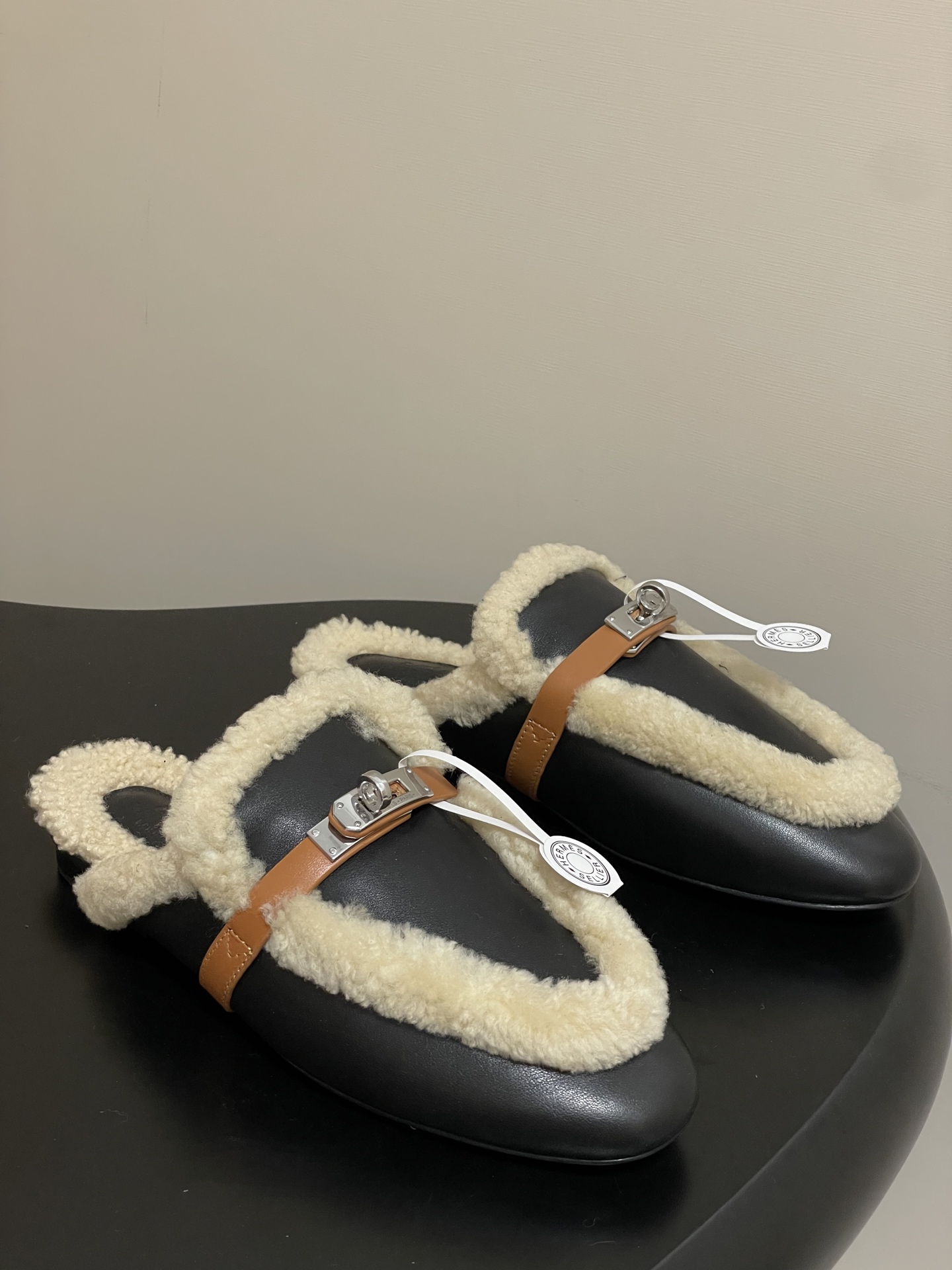 NO:471033,- Top quality Hermes H Home Oz wool mules classic Kelly buckle toe half slippers H Classic semi-slippers Calf leather mules, paired with classic palladium-plated Kelly buckles and lamb fur to create a daily elegance. Upper calfskin/lamb fur/lamb fur inner foot pad lamb fur sole Italian A-grade leather outsole size 35-39 (40.41 custom made without return or exchange), semi-slippers, hermes, hermes, slippers, cowhide, sheep, Leather soles19860909-顶级品质 Hermes 爱马仕 H家 Oz羊毛穆勒鞋经典Kelly扣包头半拖鞋 H经典半拖毛拖鞋 小牛皮穆勒鞋,搭配经典镀钯Kelly鞋扣和羊羔毛一体,打造日常优雅风范 鞋面小牛皮/羊猄皮/羊羔毛 内里垫脚羊羔毛 鞋底意大利A级真皮大底 码数35-39（40.41定做不退换）,半拖毛毛鞋,hermes,hermes,slippers,cowhide,sheep,Leather soles,Women's Shoes