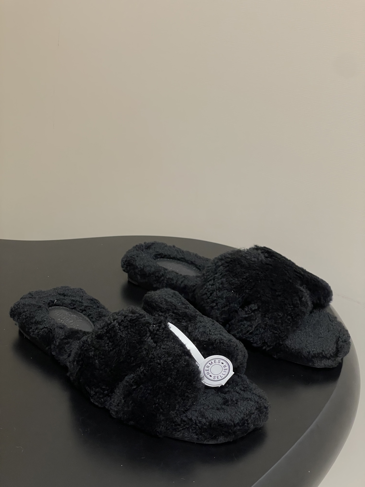 NO:471056,- Top quality Hermes H Home Oran Slippers A pair of flat slippers, a casual and comfortable shoe type, suitable for daily home or some relaxing occasions. This slipper style is simple but not without fashion, both practical and fashionable. The overall style is made of wool, which looks very soft and fluffy, not only gives people a warm and comfortable feeling visually, but also provides an excellent skin-friendly experience when wearing it, especially suitable for wearing in cooler seasons or when you want to create a warm atmosphere. The choice of this plush material also reflects the brand's attention in material use, which not only ensures luxury, but also takes into account the comfort of wearing. Upper wool, inner footbed wool, Italian A-level double-layer leather sole, Italian A-level double-layer leather sole  Size 35-39 (40.41.42 Custom made without return or exchange), fur shoes and slippers, hermes, hermes, slippers, Leather soles19860909-顶级品质 Hermes 爱马仕 H家 Oran毛拖鞋 万年经典款羊毛‘H’拖鞋 一双平底拖鞋,属于休闲舒适的鞋款类型,适合日常居家或者在一些轻松的场合穿着.这种拖鞋款式简约却又不失时尚感,兼具实用性与时尚度. 整体采用了羊毛材质,看起来非常柔软蓬松,不仅在视觉上给人一种温暖舒适的感觉,实际穿着时也能提供极佳的亲肤体验,尤其适合在较凉爽的季节或者想要营造温暖氛围感的时候穿着.这种毛绒材质的选择也体现了品牌在材质运用上的用心,既要保证奢华感,又要兼顾穿着的舒适程度. 鞋面羊毛 内里垫脚羊毛 鞋底意大利A级双层真皮大底 码数35-39（40.41.42定做不退换）,毛毛鞋拖鞋,hermes,hermes,slippers,Leather soles,Women's Shoes