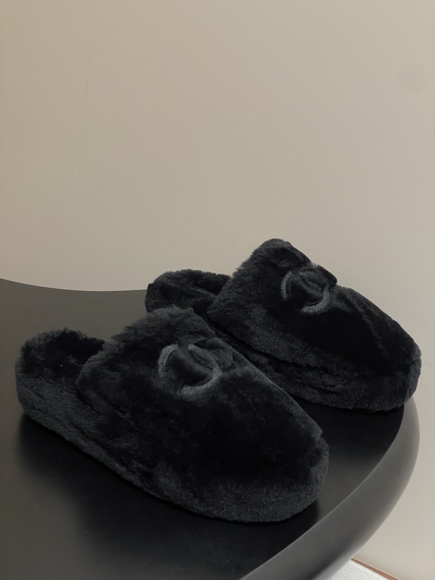 NO:460440,- 25Ss autumn and winter new style, double C wool slippers, thick-soled fur shoes, Muller fur slippers, bag-toe upper, large pair of C, adopts electric embroidery technology, the whole shoe is furry and comfortable, and the feeling of footwear is even more lovely!  It's simply a handful of winter. Upper wool, inner sheepskin, original open molded rubber outsole, size 35-39 (40.41 custom made without return), semi-torch, slippers, sheepskin19860909- 25Ss秋冬新款 双C羊毛拖鞋厚底毛毛鞋穆勒毛拖鞋 包头款鞋面大双C 采用电绣工艺,整个鞋子毛茸茸的很舒服,上脚感更是要沦陷了超级爱！简直就是冬天里的一把. 鞋面羊毛 内里羊皮 鞋底原版开模橡胶大底 码数35-39（40.41定做不退换）,半拖,slippers,sheepskin,Women's Shoes