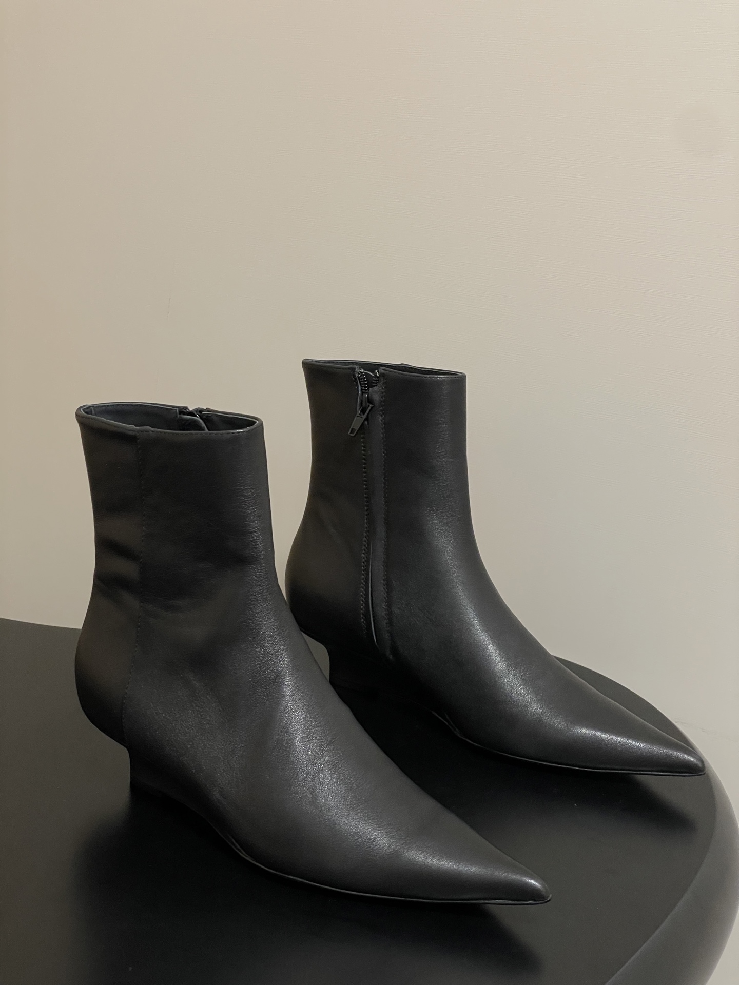 NO:460454,- TOTEME 25s early autumn new retro wedge boots pointed toe side zipper boots, beautiful ankle boots, fashionable extremely small pointed toe and heightened design inside the wedge, chic and versatile and stable foot feel. The shoe shape is slender and fashionable, with a slight accumulation of legs, which makes the goddess's versatile leg slim boots, which can easily create fashionable long legs!  And there is no need to think about matching. The dress and short skirt are very beautiful. Upper cowhide/fine sheep skin, inner foot pad sheep skin, sole Italian leather outsole, heel height 4.5cm, size 35-39 (40.41.42 custom made without return), boots, boots, skirts, cowhide, sheepskin, sheep, Leather soles19860909- TOTEME 25s早秋新款复古坡跟短靴尖头侧拉链短靴 绝美及踝靴 时髦极小尖头搭配坡跟内增高的设计 潇洒百搭而且脚感很稳.鞋型纤细又时髦,微微的堆积感超显腿细 女神的百搭瘦腿靴,轻松穿出时尚大长腿！ 而且在搭配上不用多做思考 连衣裙和小短裙都非常好看. 鞋面牛皮/细腻羊猄皮 内里垫脚羊皮 鞋底意大利真皮大底 跟高4.5cm 码数35-39（40.41.42定做不退换）,靴子,boots,skirts,cowhide,sheepskin,sheep,Leather soles,Women's Shoes