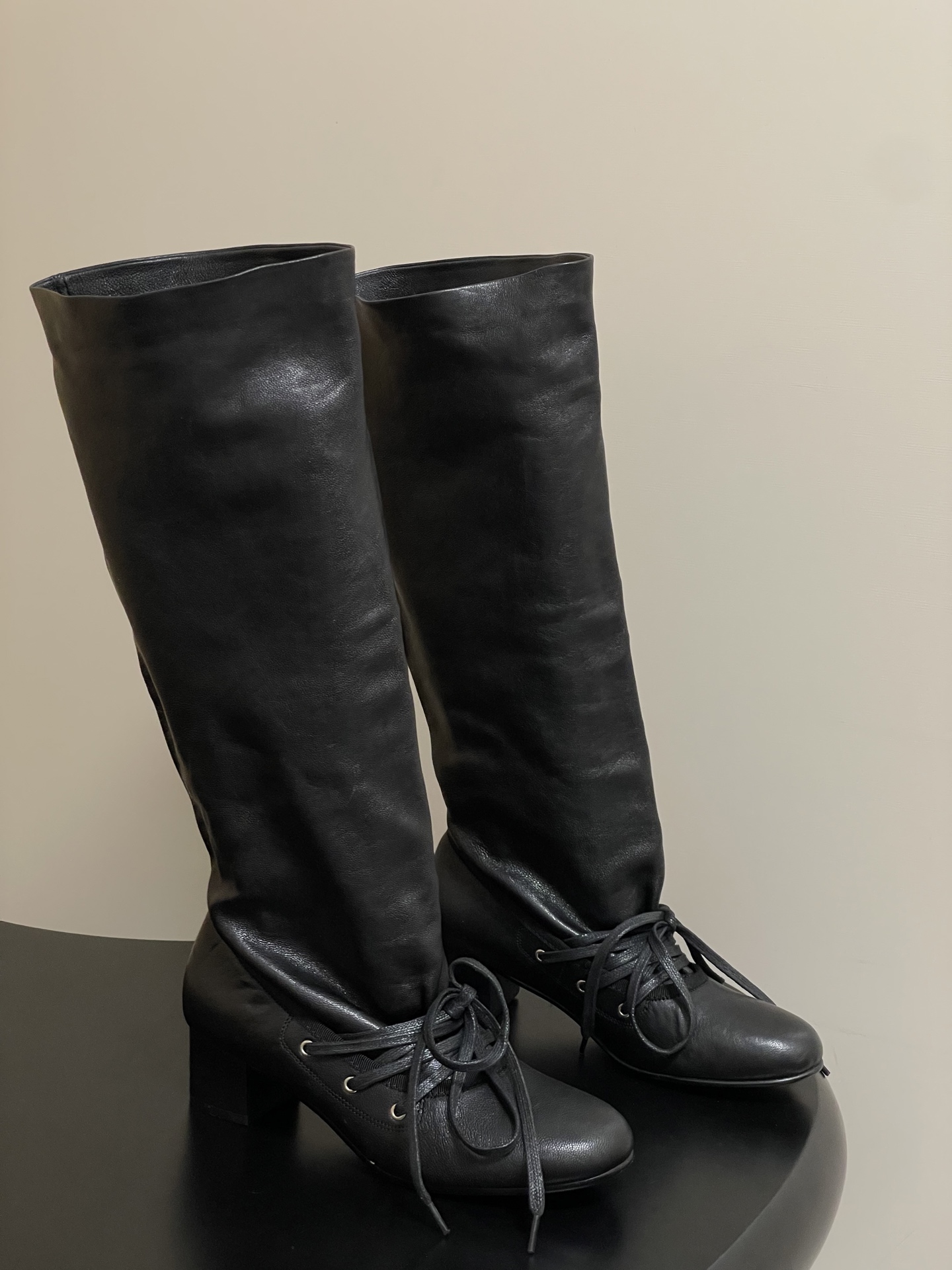 NO:460461,- Niche brand Paloma Wool 2025 autumn and winter new style retro straps wide tube boots, thick heels piled up boots, one-foot long boots, soft and comfortable materials, special luster shows a retro flavor, and at the same time continues the classic ballet style strap design, naturally flowing with elegant femininity. This series of shoes is made of comfortable materials, equipped with ballet and dance style iconic strap design, the brand's interpretation tells us that thick heels can also be sexy, and it is definitely a single product series worth collecting for elegant girls~ Upper soft sheepskin, foot pad inner sheepskin, sole original molded rubber outsole, heel height 4.5cm, size 35-39 (40.41 custom made without return), boots, boots, sheepskin19860909- 小众品牌 Paloma Wool 2025秋冬新款 复古绑带宽筒长靴 粗跟绝美堆堆靴 一脚蹬长靴 选用了柔软舒适的材料,特殊的光泽展现出复古的味道,同时延续了经典芭蕾风的绑带设计,自然流淌着优雅的女性气质. 该系列鞋子由舒适的材料制作,配备了芭蕾 舞风标志性的绑带设计,品牌的演绎告诉我们粗跟鞋也可以很性感,绝对是优雅女生们值得去珍藏的单品系列~ 鞋面植柔羊皮 垫脚内里羊皮 鞋底原版开模橡胶大底 跟高4.5cm 码数35-39（40.41定做不退换）,靴子,boots,sheepskin,Women's Shoes