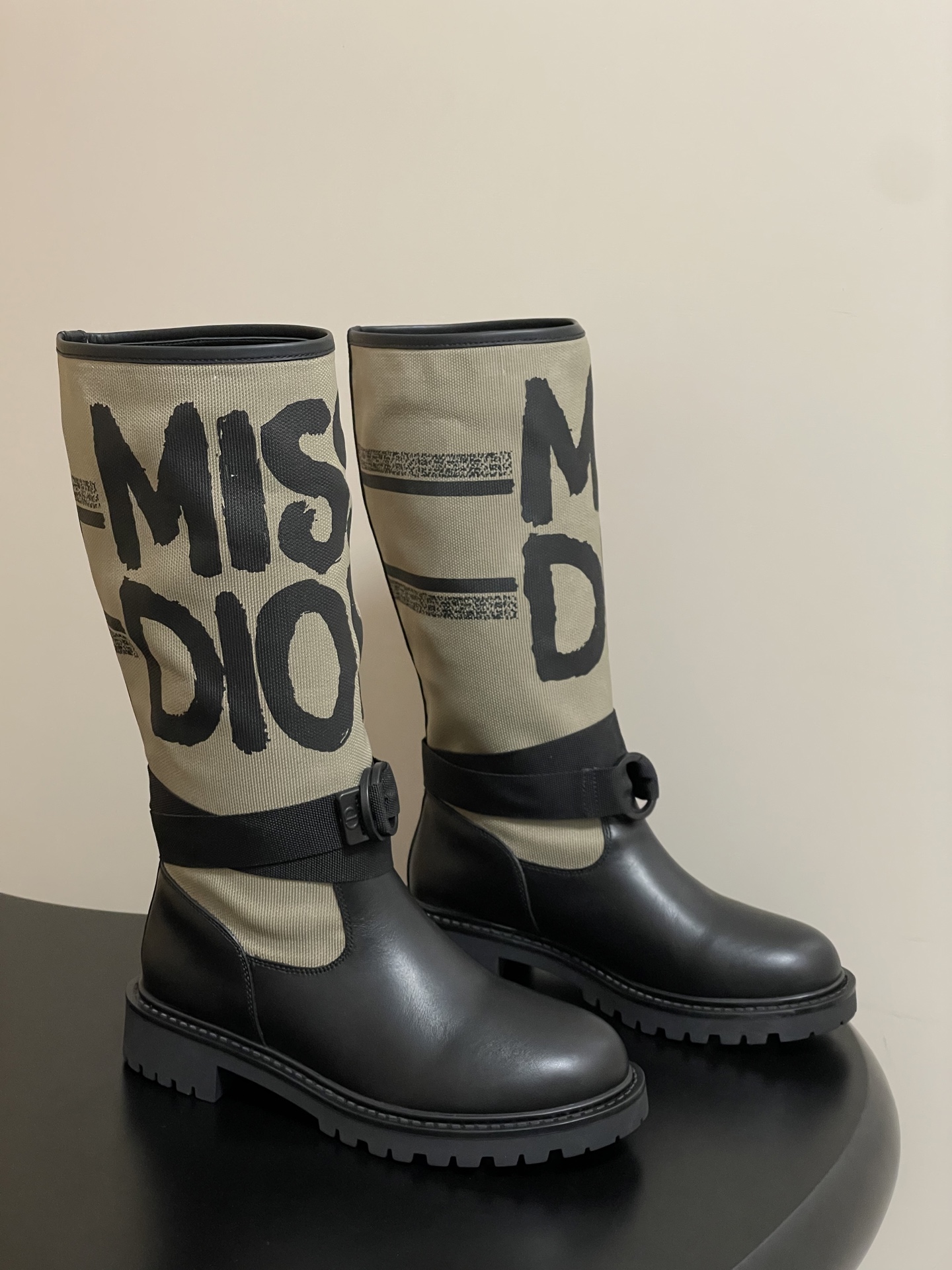 NO:460643,- Top quality (with high-end aircraft box) Dior autumn and winter classic D-Major series Mid-tube knight boots classic cloth straight boots - the latest graffiti letter MISS DIOR electric embroidered color-blocking letter logo mid-tube boots!  Canvas wide-tube military boots!  Many celebrities have the same low-heeled Knight military boots. They are designed in military style to create a dazzling show style. Chelsea style, paired with a black cowhide upper and side elastic bands, the round toe highlights the simplicity. It is made of technology fabric and cowhide leather, which can be easily put on and off. Drawing inspiration from the Dior Book Tote handbag, the top is decorated with a two-color 'Christian Dior' logo. The adjustable nylon strap with the 'CD' logo and corrugated rubber sole form the base of the eye-catching outline. The boot is decorated with the 'Christian Dior' logo. The ankle is surrounded by a tech fabric strip and brass ring. The notch rubber sole is decorated with the lucky star symbol of Christian Dior. The upper calfskin is original custom imported technology electric embroidery fabric (not the ordinary flying fabric on the market)  Inner footbed full grain mixed-bred sheepskin sole original molded TPU rubber sole size 35-39 (40.41 custom made without return or exchange), boots, dior, dior, boots, cowhide, sheepskin19860909-顶级品质（配高档飞机盒） Dior迪奥秋冬经典款D-Major系列 中筒骑士靴经典布面一脚蹬直筒长靴-最新涂鸦字母MISS DIOR 电绣拼色字母logo中筒靴！帆布宽筒军靴！众多明星同款低跟一脚蹬骑士军靴 融入军装风格设计,打造耀眼夺目的秀场风范.切尔西款式,搭配黑色牛皮革鞋面和侧面弹力饰带,圆形鞋头突显率性型格 采用科技面料和牛皮革打造,可轻松穿脱.从 Dior Book Tote 手袋汲取灵感,顶部饰以双色“Christian Dior”标志. 带有“CD'标志的可调节尼龙带和波纹橡胶鞋底构成醒目轮廓的基 靴筒饰有“Christian Dior”标志 踝部以科技面料饰带环绕,搭配黄铜饰环 凹口橡胶鞋底饰以 Christian Dior 的幸运星符号 鞋面小牛皮原版定做进口科技电绣面料(非市面普通飞织面料) 内里垫脚全粒面混种羊皮 鞋底原版开模TPU橡胶大底 码数35-39（40.41定做不退换）,靴子,dior,dior,boots,cowhide,sheepskin,Women's Shoes