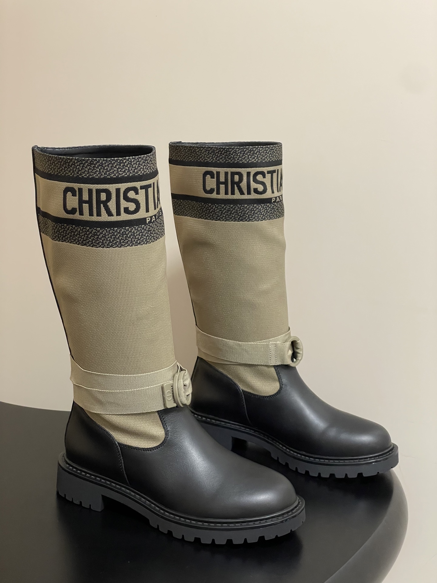 NO:460651,- Top quality (with high-end aircraft box) Dior autumn and winter classic D-Major series Mid-tube knight boots classic cloth straight boots - Electric embroidered color-blocking letter logo mid-tube boots!  Canvas wide-tube military boots!  Many celebrities have the same low-heeled Knight military boots. They are designed in military style to create a dazzling show style. Chelsea style, paired with a black cowhide upper and side elastic bands, the round toe highlights the simplicity. It is made of technology fabric and cowhide leather, which can be easily put on and off. Drawing inspiration from the Dior Book Tote handbag, the top is decorated with a two-color 'Christian Dior' logo. The adjustable nylon strap with the 'CD' logo and corrugated rubber sole form the base of the eye-catching outline. The boot is decorated with the 'Christian Dior' logo. The ankle is surrounded by a tech fabric strip and brass ring. The notch rubber sole is decorated with the lucky star symbol of Christian Dior. The upper calfskin is original custom imported technology electric embroidery fabric (not the ordinary flying fabric on the market)  Inner footbed full grain mixed-bred sheepskin sole original molded TPU rubber sole size 35-39 (40.41 custom made without return or exchange), boots, dior, dior, boots, cowhide, sheepskin19860909-顶级品质（配高档飞机盒） Dior迪奥秋冬经典款D-Major系列 中筒骑士靴经典布面一脚蹬直筒长靴- 电绣拼色字母logo中筒靴！帆布宽筒军靴！众多明星同款低跟一脚蹬骑士军靴 融入军装风格设计,打造耀眼夺目的秀场风范.切尔西款式,搭配黑色牛皮革鞋面和侧面弹力饰带,圆形鞋头突显率性型格 采用科技面料和牛皮革打造,可轻松穿脱.从 Dior Book Tote 手袋汲取灵感,顶部饰以双色“Christian Dior”标志. 带有“CD'标志的可调节尼龙带和波纹橡胶鞋底构成醒目轮廓的基 靴筒饰有“Christian Dior”标志 踝部以科技面料饰带环绕,搭配黄铜饰环 凹口橡胶鞋底饰以 Christian Dior 的幸运星符号 鞋面小牛皮原版定做进口科技电绣面料(非市面普通飞织面料) 内里垫脚全粒面混种羊皮 鞋底原版开模TPU橡胶大底 码数35-39（40.41定做不退换）,靴子,dior,dior,boots,cowhide,sheepskin,Women's Shoes