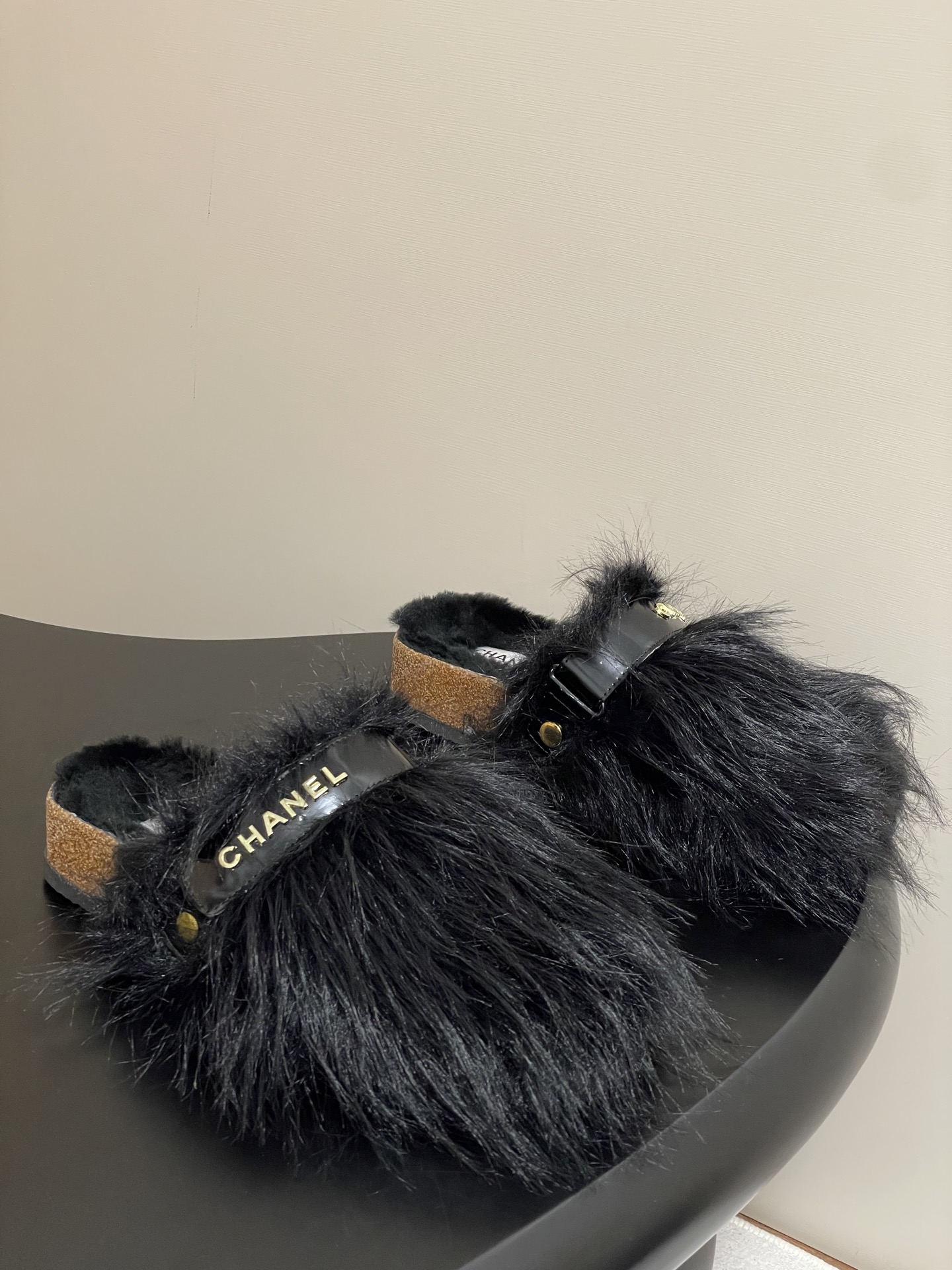 Chanel Dames Pantoffels met Lettergesp, Zwart Bont, Dikke Zool - Stijlvol en Comfortabel