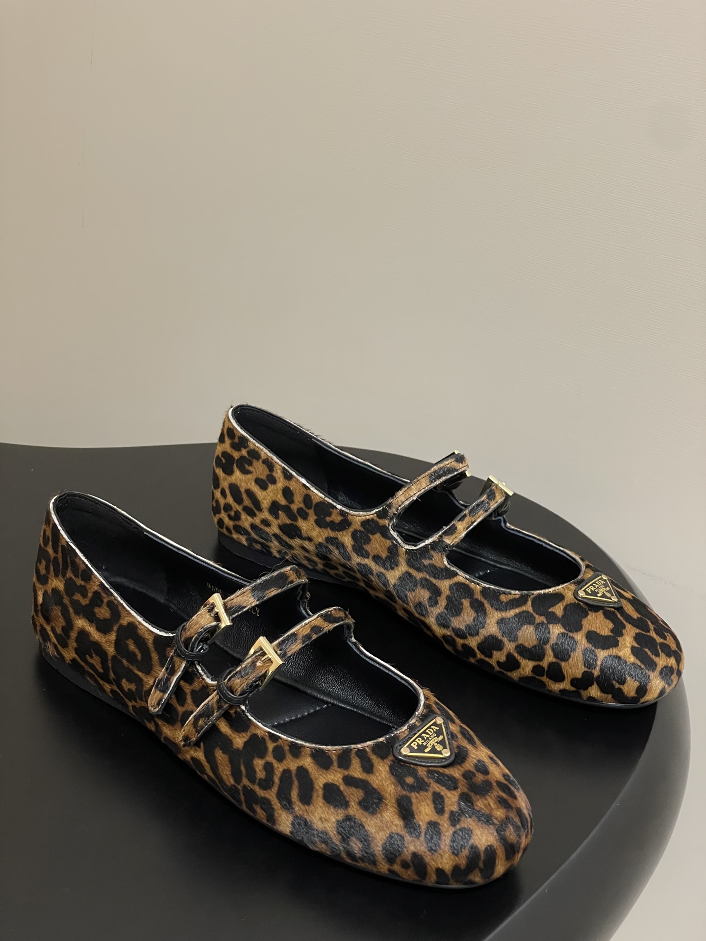 NO:461868,-With the airplane box 25Ss early spring new Prada Prada leopard print horse-hair flats single shoes Mary Jane ballet shoes This horse-hair ballet flats show elegance with tapered contours. It adopts a round toe design, classic lines with elegant details, and is decorated with a coated triangle metal logo. Upper embellishment strap and engraved logo metal buckle coated triangle metal logo 5mm integrated sole, decorated with hot pressed logo Upper leopard print horse-hair inner foot pad sheepskin high flat sole original rubber sole size 35-39 (40.41 custom made without return or exchange), ballet shoes, prada, prada, mary jane, flats, sheepskin19860909-配飞机盒 25Ss早春新款Prada普拉达豹纹马毛平底单鞋玛丽珍芭蕾舞鞋 这款马毛芭蕾平底鞋以锥形轮廓展现出优雅魅力.采用圆头设计,经典线条搭配雅致细节,饰有涂珐琅三角形金属徽标. 鞋面点缀饰带与雕刻徽标金属搭扣 涂珐琅三角形金属徽标 5毫米一体式鞋底,饰有热压徽标 鞋面豹纹马毛 内里垫脚羊皮 跟高平底 鞋底原版橡胶鞋底 码数35-39（40.41定做不退换）,芭蕾舞鞋,prada,prada,mary jane,flats,sheepskin,Women's Shoes