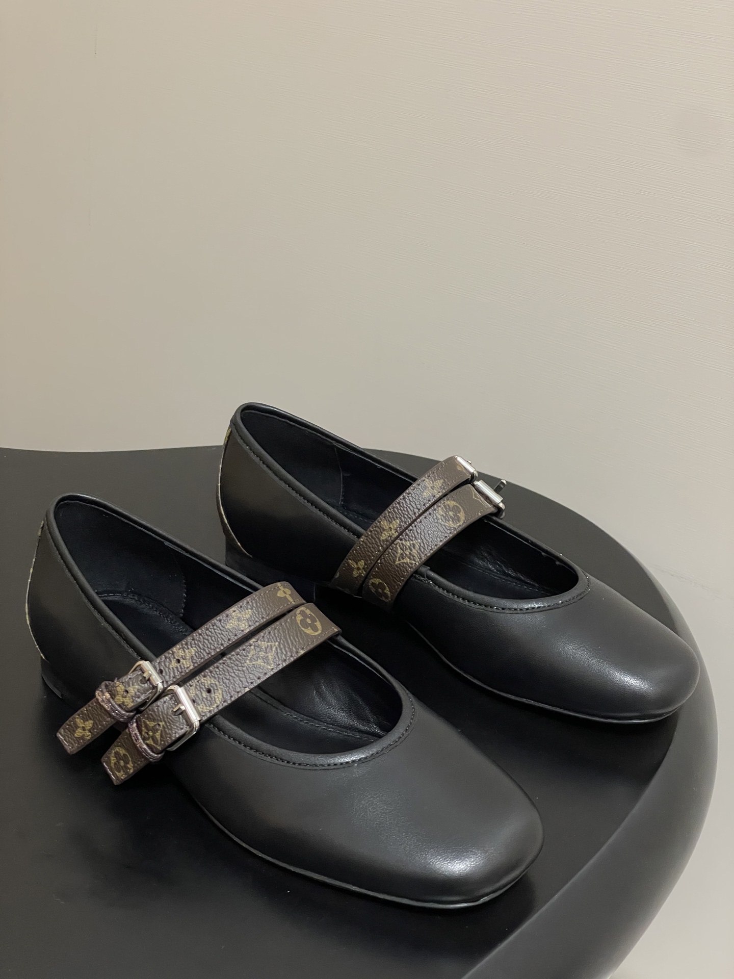 NO:461904,- 25Ss Spring New Louis Vuitton LV ROMY Flat ballet shoes Mesh Mary Jane Shoes This Romy flat ballet shoes combine soft leather upper and leather outsole to interpret the seasonal style with full studs. Round toe and leather laces convey soft style, and LV letter decoration adds brand strokes. Custom mesh/cowhide inner footbed sheepskin sole Italian leather outsole size 35-39 (40.41 custom made without return), ballet shoes, louis vuitton, louis vuitton, mary jane, cowhide, sheepskin, Leather soles19860909- 25Ss春季新款Louis Vuitton LV ROMY 平底芭蕾鞋网纱玛丽珍鞋 本款 Romy 平底芭蕾鞋融合柔软皮革鞋面和皮革外底,以全幅饰钉演绎当季风范.圆润鞋头和面皮革鞋带传递柔美格调,LV字母装饰再添品牌笔触. 鞋面定制网纱/牛皮 内里垫脚羊皮 鞋底意大利真皮大底 码数35-39（40.41定做不退换）,芭蕾舞鞋,louis vuitton,louis vuitton,mary jane,cowhide,sheepskin,Leather soles,Women's Shoes